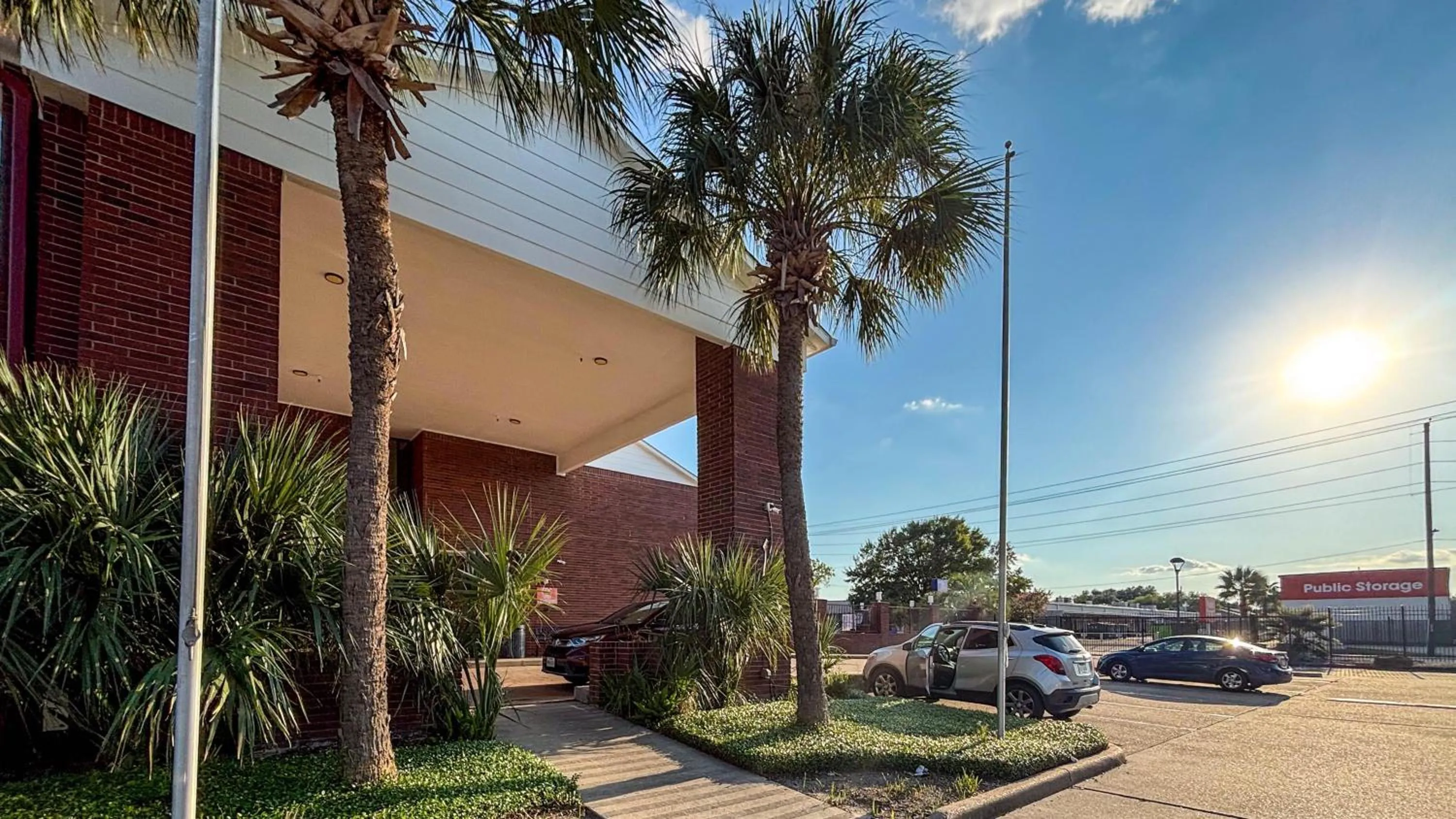 Property building in Studio 6 Houston, TX - Westchase