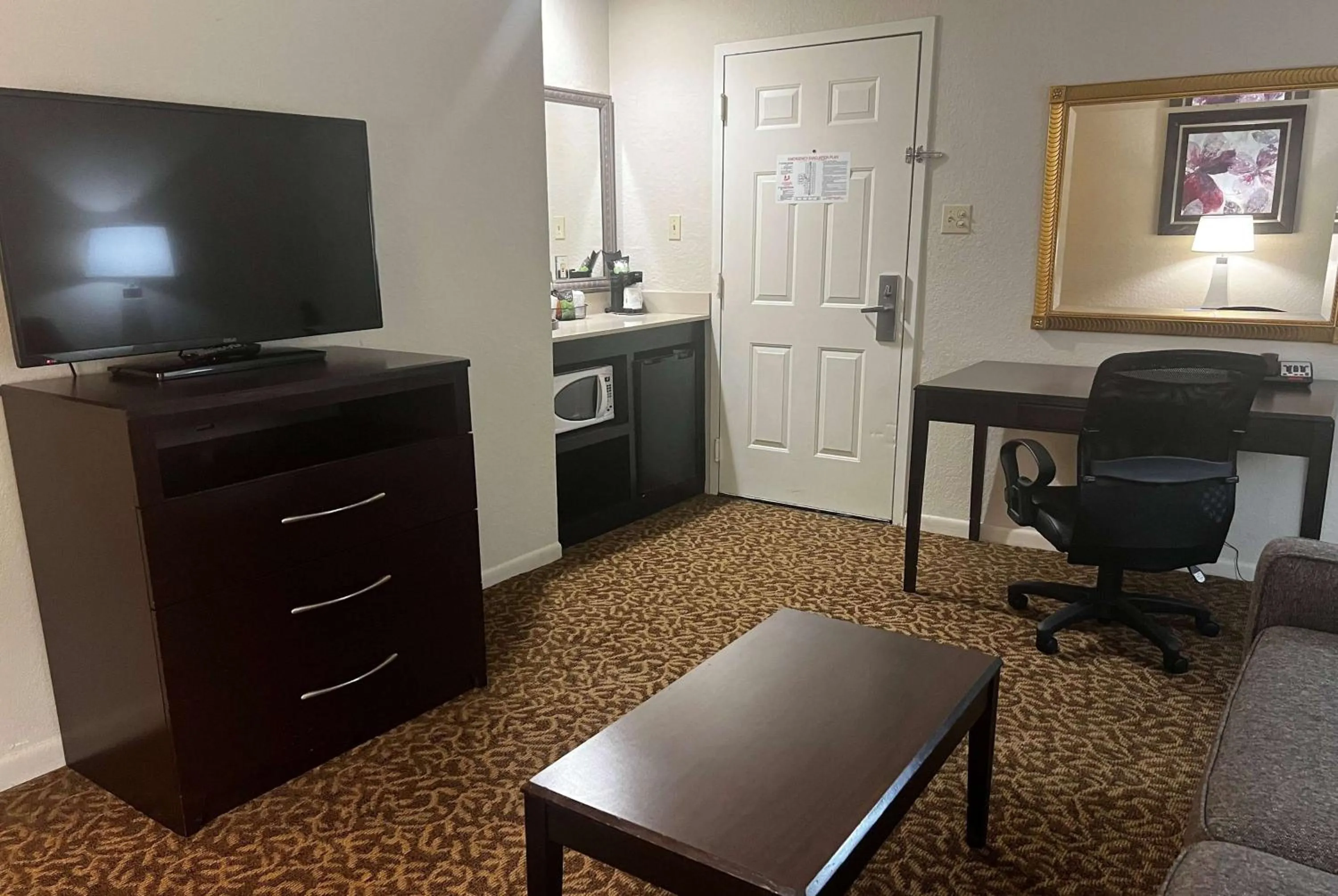 Photo of the whole room in Baymont by Wyndham Houston/Westchase