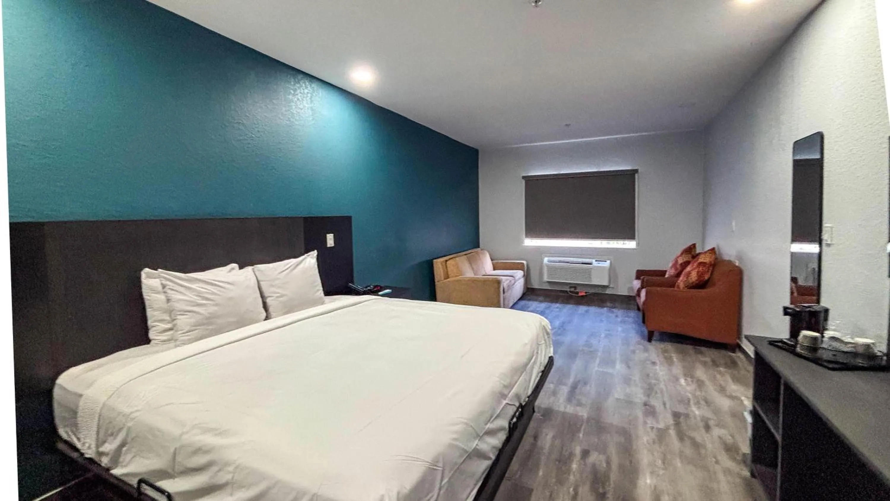 Photo of the whole room, Bed in Studio 6 Houston, TX - Westchase