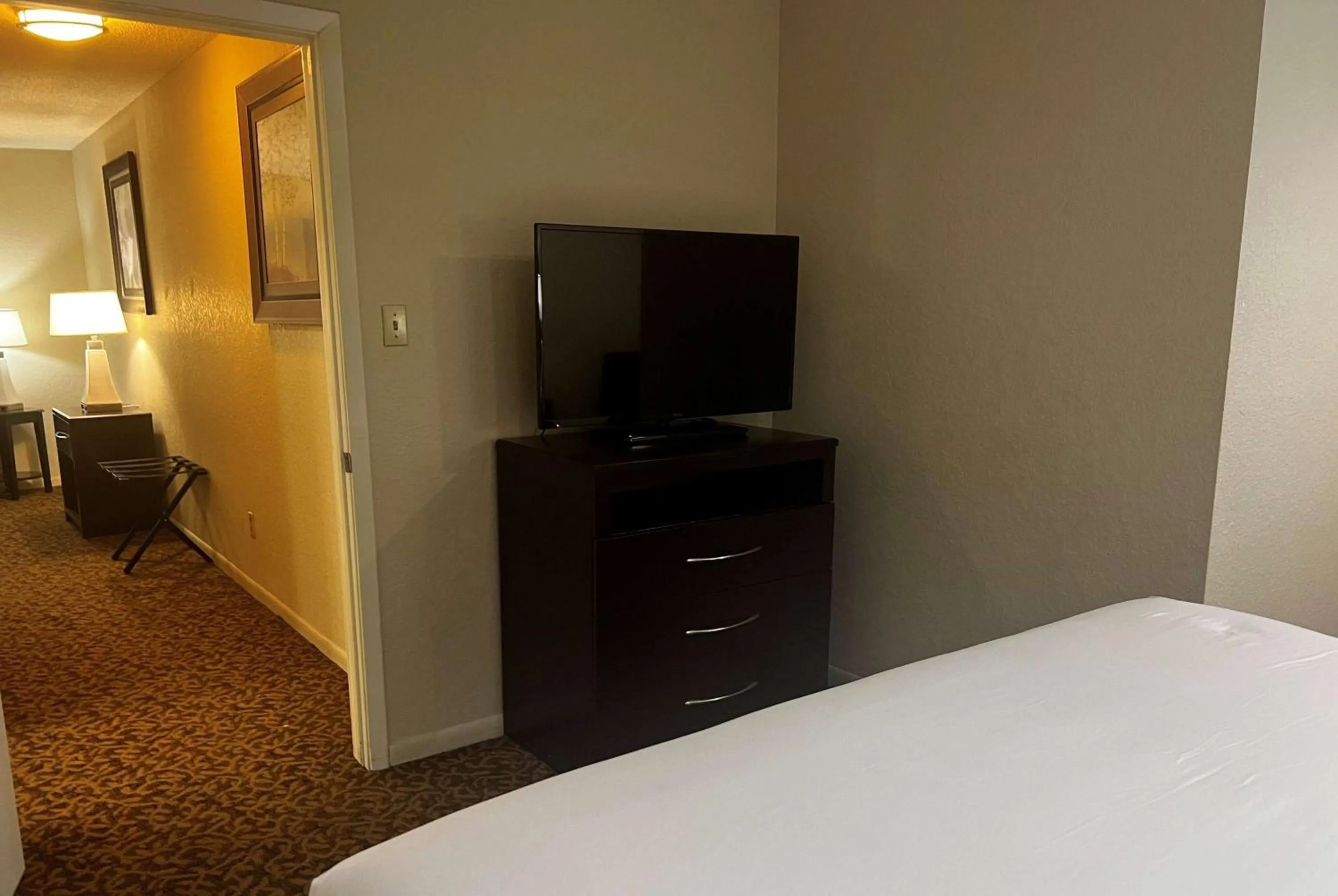 Photo of the whole room, Bed in Baymont by Wyndham Houston/Westchase