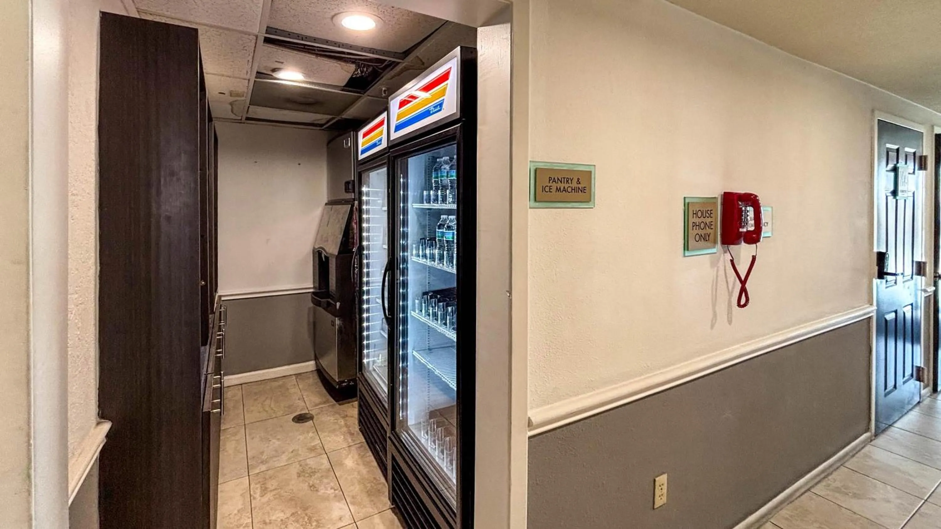 Food and drinks in Studio 6 Houston, TX - Westchase