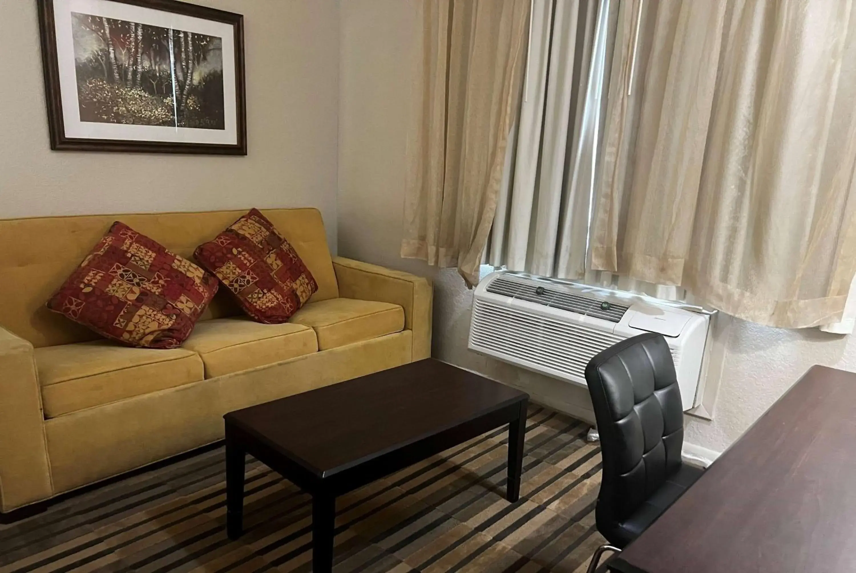 Photo of the whole room in Baymont by Wyndham Houston/Westchase Photo of the whole room in Baymont by Wyndham Houston/Westchase