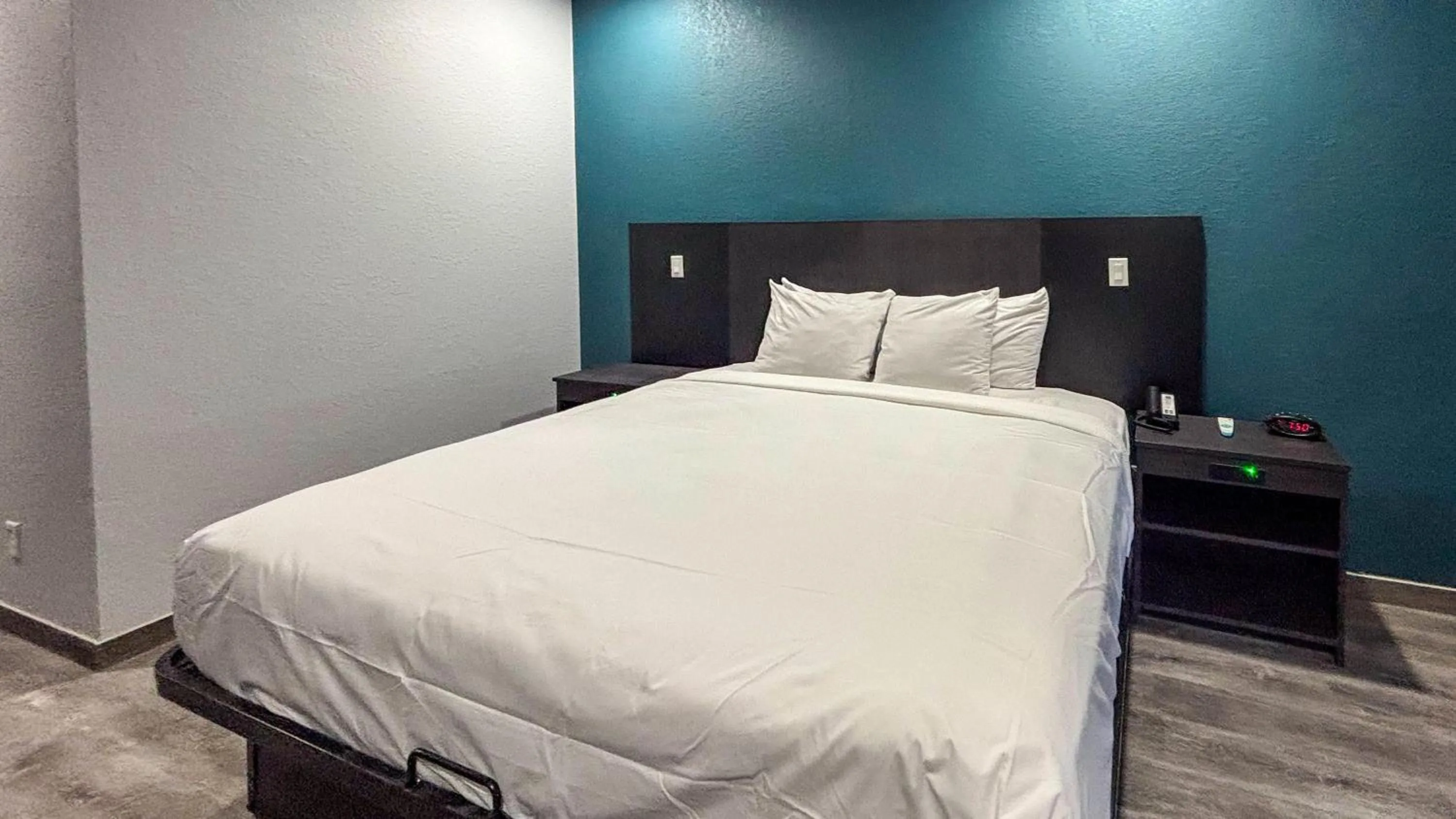 Photo of the whole room, Bed in Studio 6 Houston, TX - Westchase