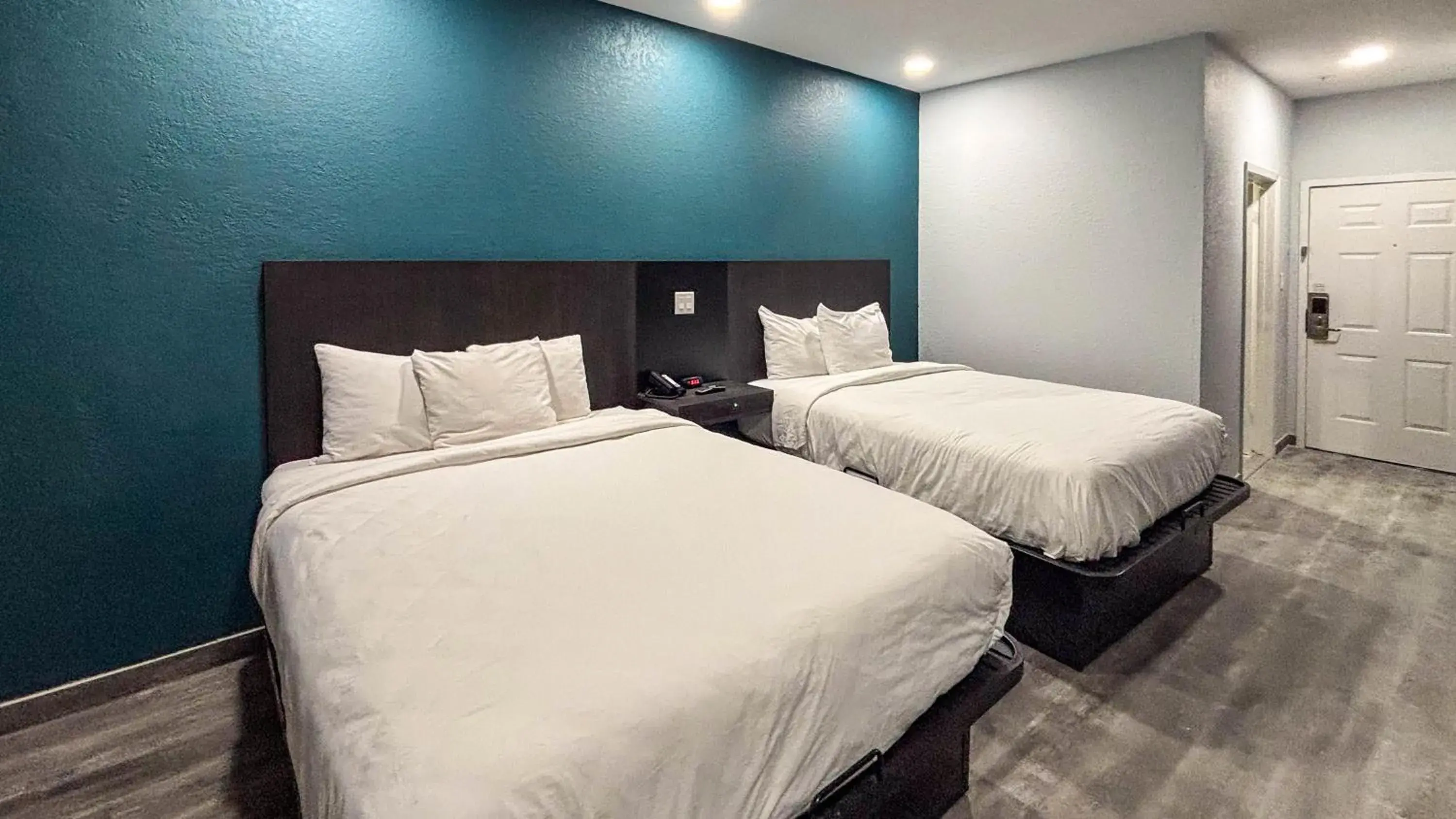 Photo of the whole room, Bed in Studio 6 Houston, TX - Westchase Photo of the whole room, Bed in Studio 6 Houston, TX - Westchase