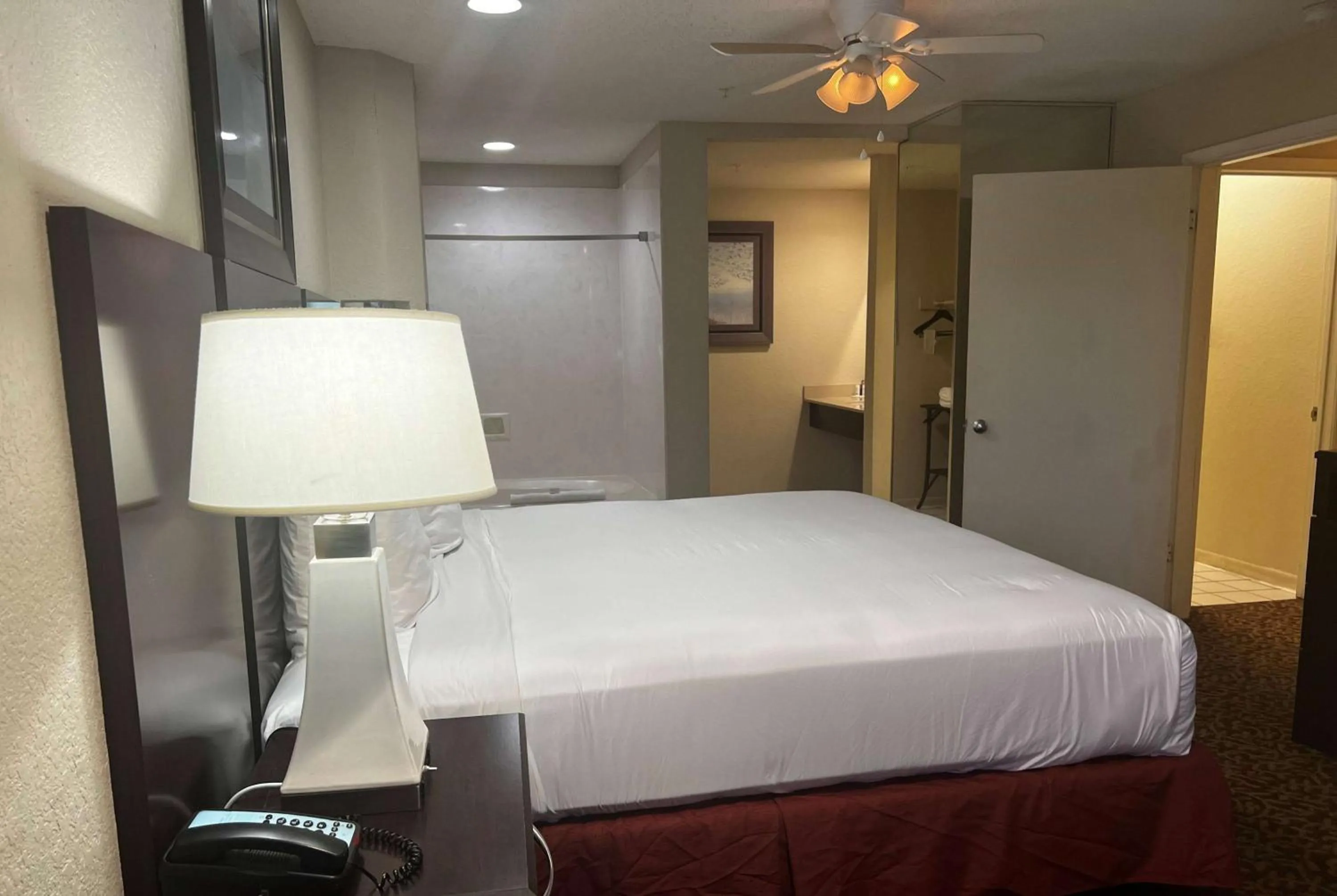 Photo of the whole room, Bed in Baymont by Wyndham Houston/Westchase
