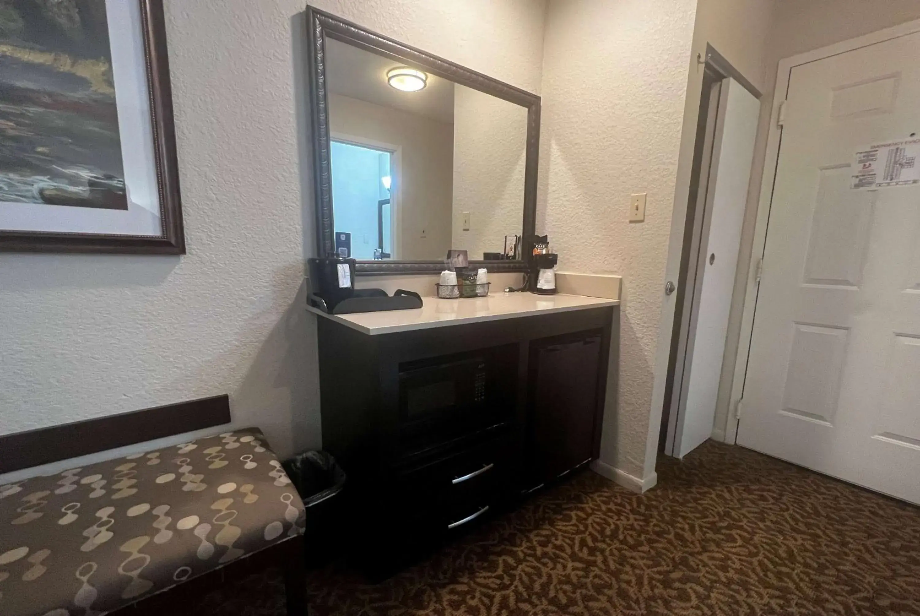 Photo of the whole room in Baymont by Wyndham Houston/Westchase Photo of the whole room in Baymont by Wyndham Houston/Westchase