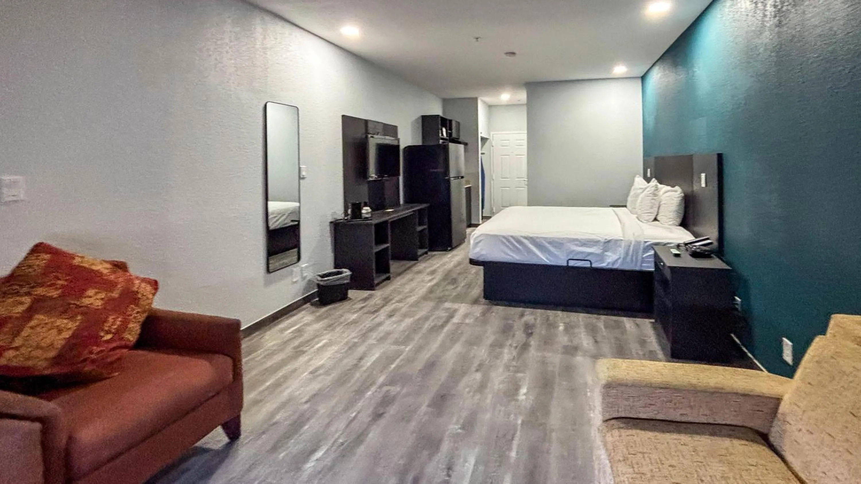 Photo of the whole room, Bed in Studio 6 Houston, TX - Westchase