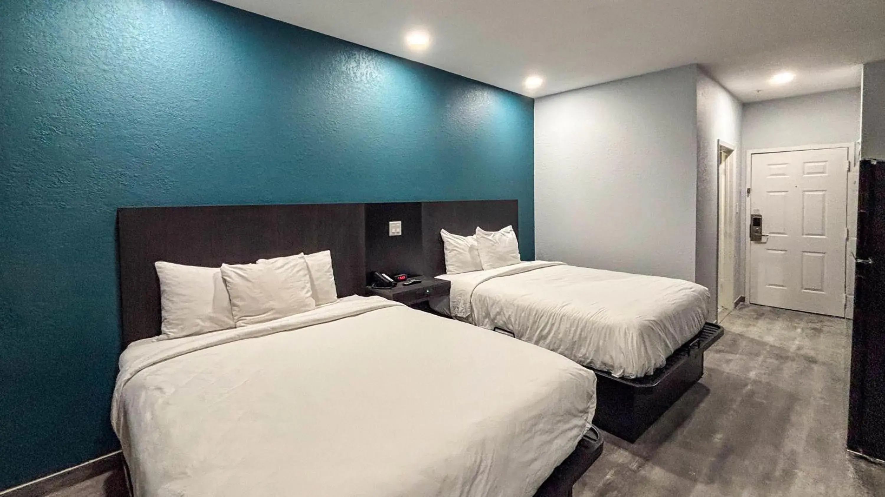 Photo of the whole room, Bed in Studio 6 Houston, TX - Westchase Photo of the whole room, Bed in Studio 6 Houston, TX - Westchase