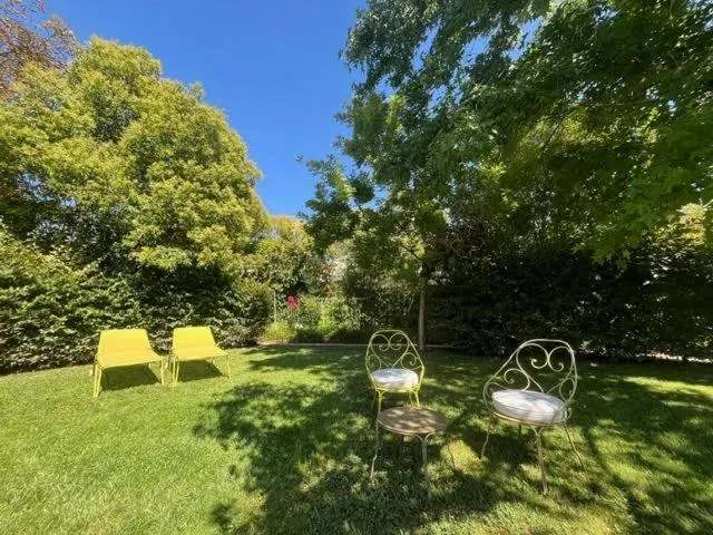 Garden in Le Clos des Queyries, Chambres d'Hôtes