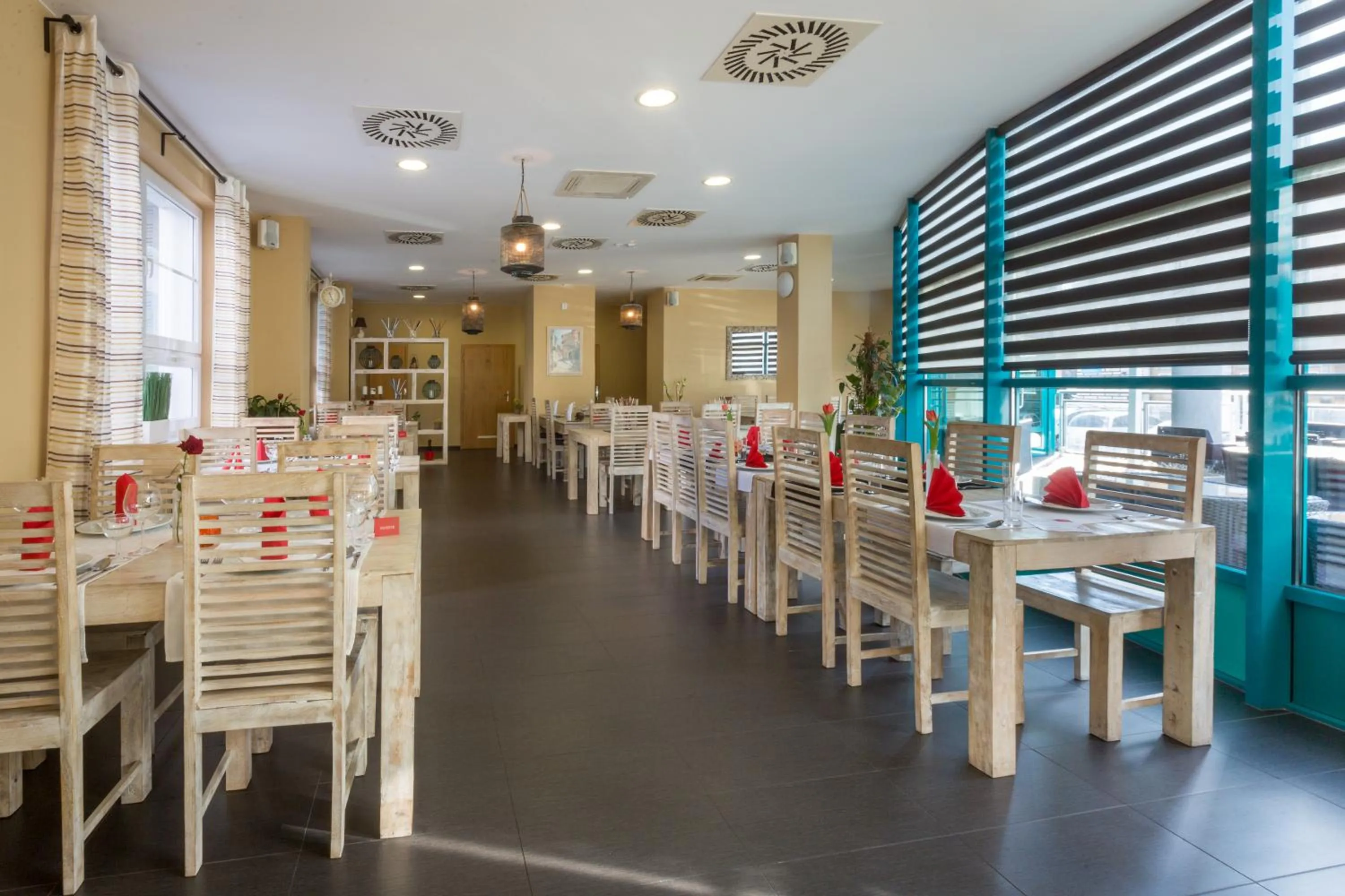 Restaurant/places to eat in Sareza hotel