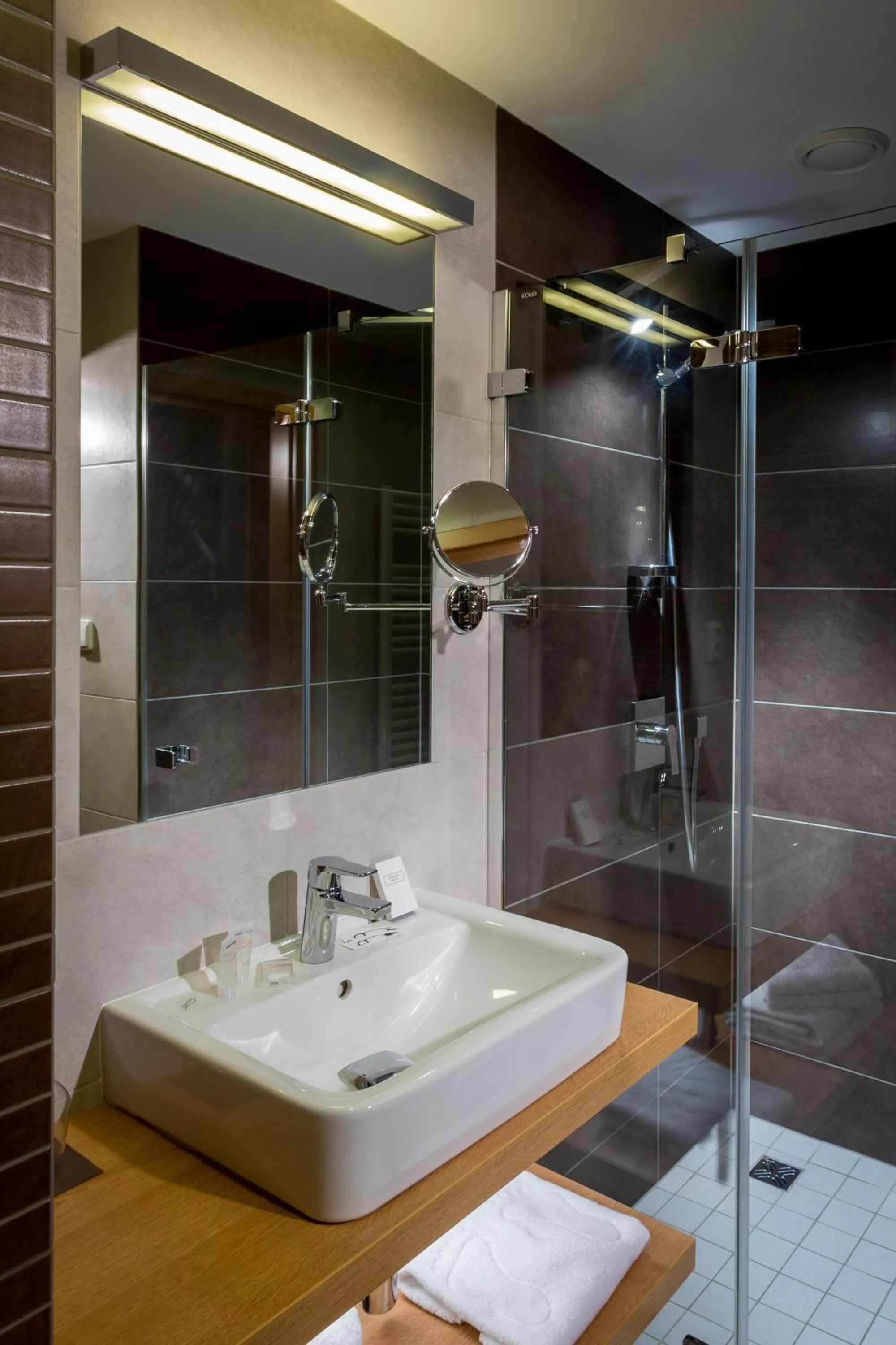 Shower in Sareza hotel