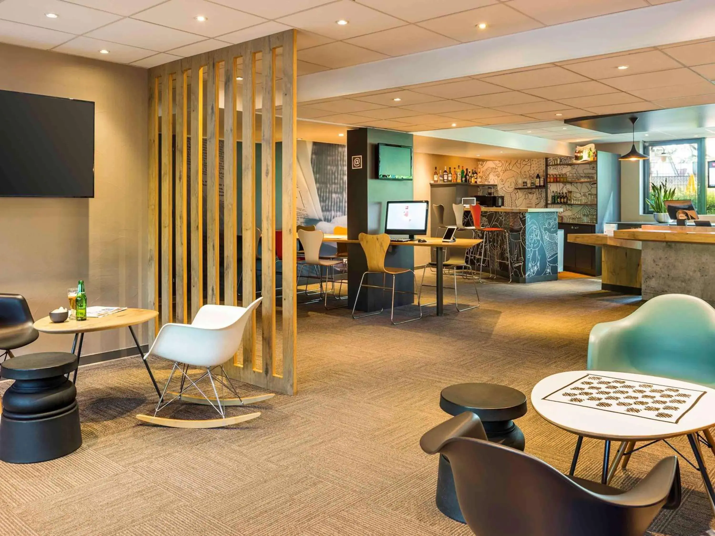 Property building, Lounge/Bar in ibis Paris Saint-Denis Stade Sud