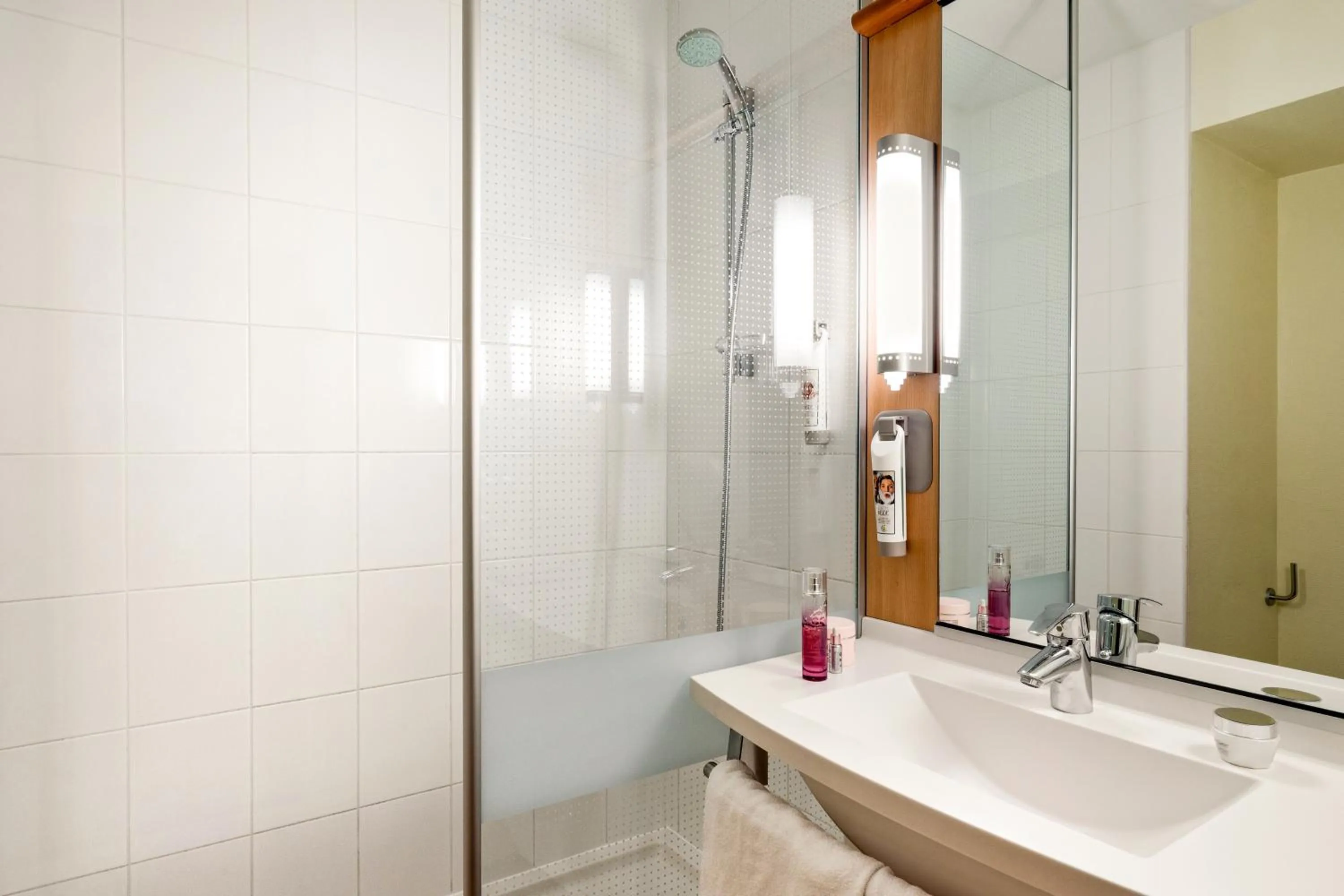 Shower in ibis Toulouse Aeroport