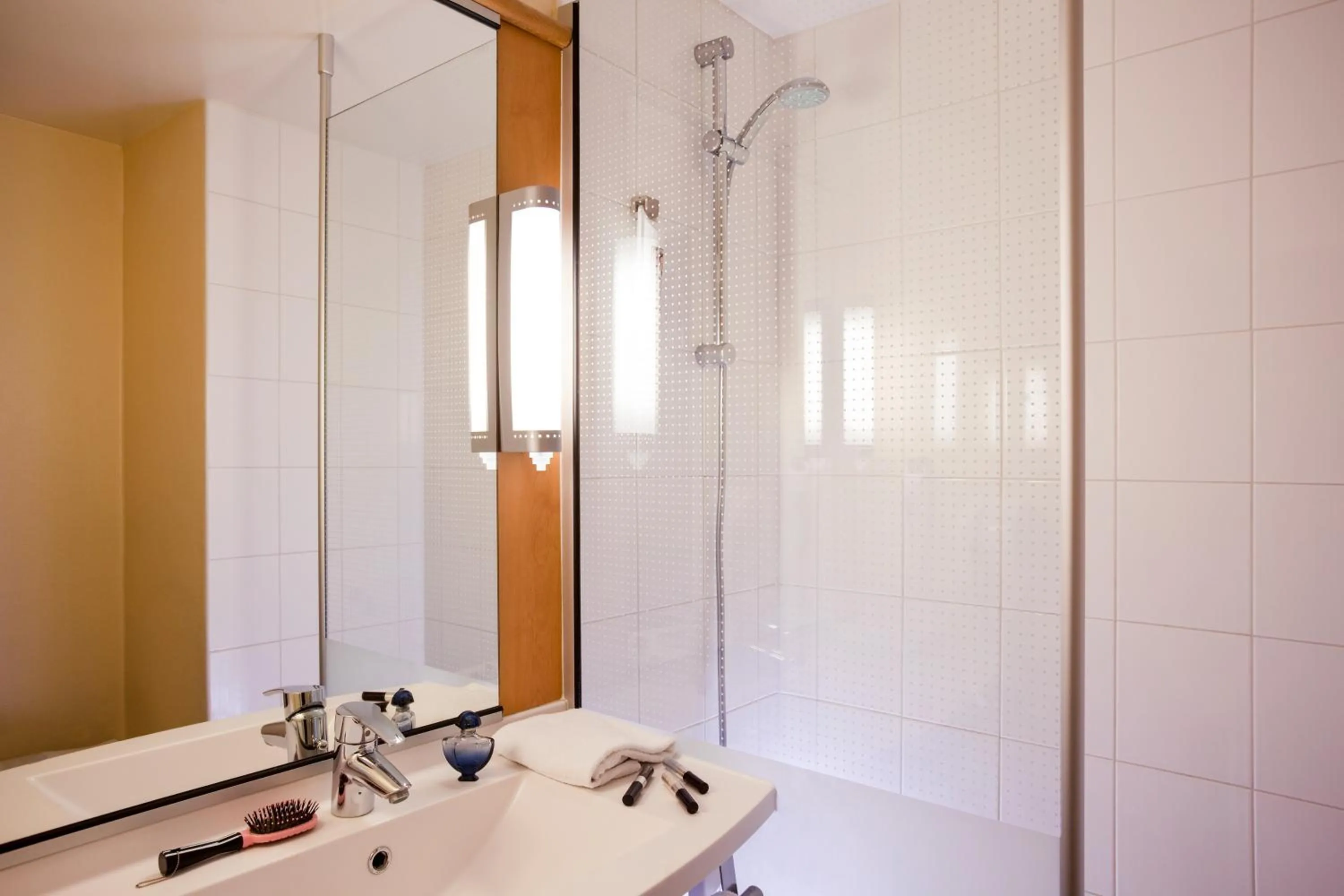 Shower in ibis Toulouse Aeroport