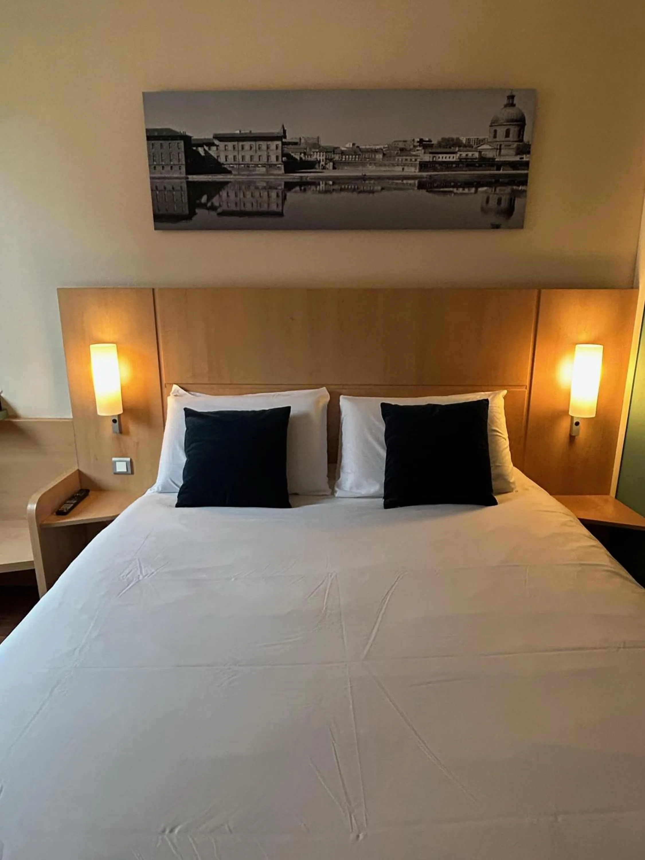 Bedroom, Bed in ibis Toulouse Aeroport