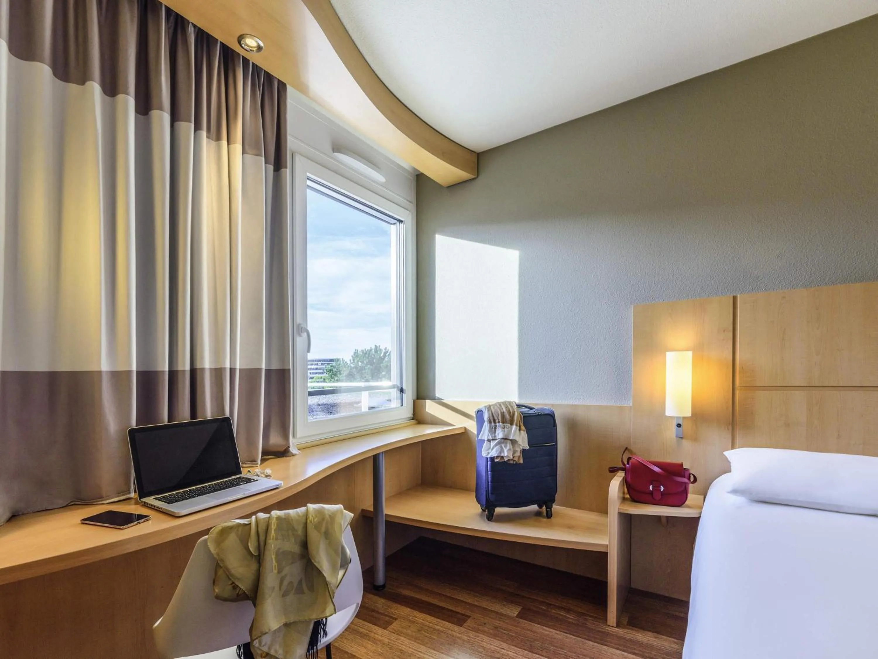 Bedroom, Bed in ibis Toulouse Aeroport