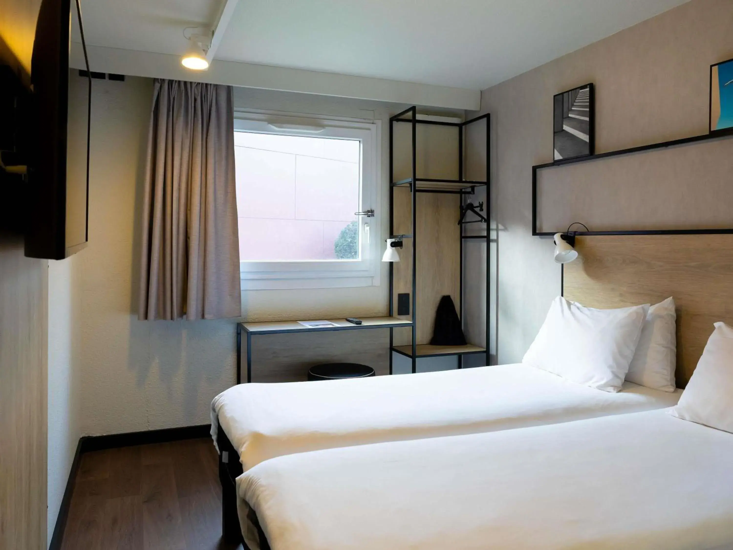 Superior Room with One Double Bed or Two Single Beds in ibis Toulouse Aeroport Superior Room with One Double Bed or Two Single Beds in ibis Toulouse Aeroport