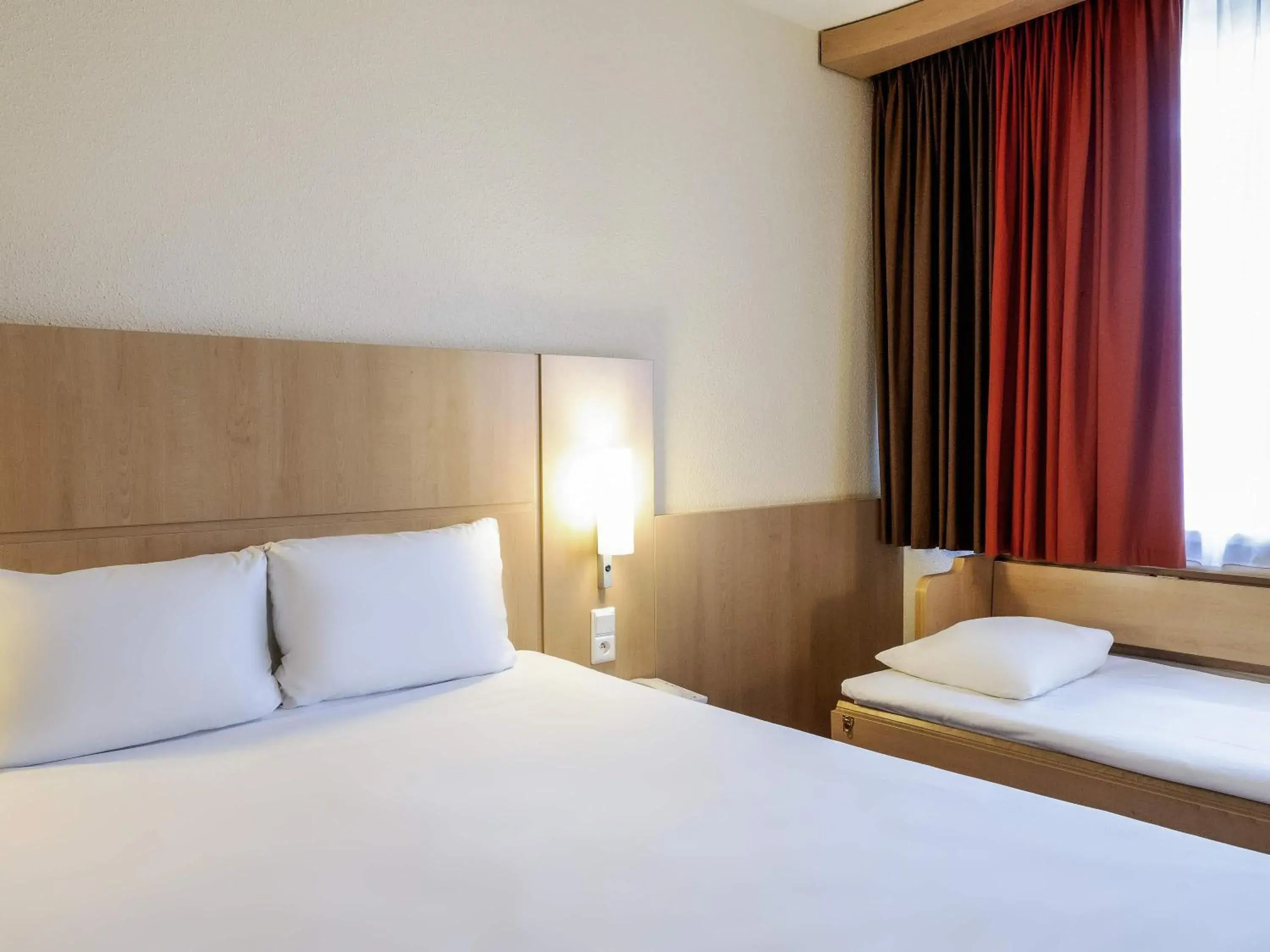 Standard Room with One Double Bed and One Single Bed in ibis Toulouse Aeroport Standard Room with One Double Bed and One Single Bed in ibis Toulouse Aeroport