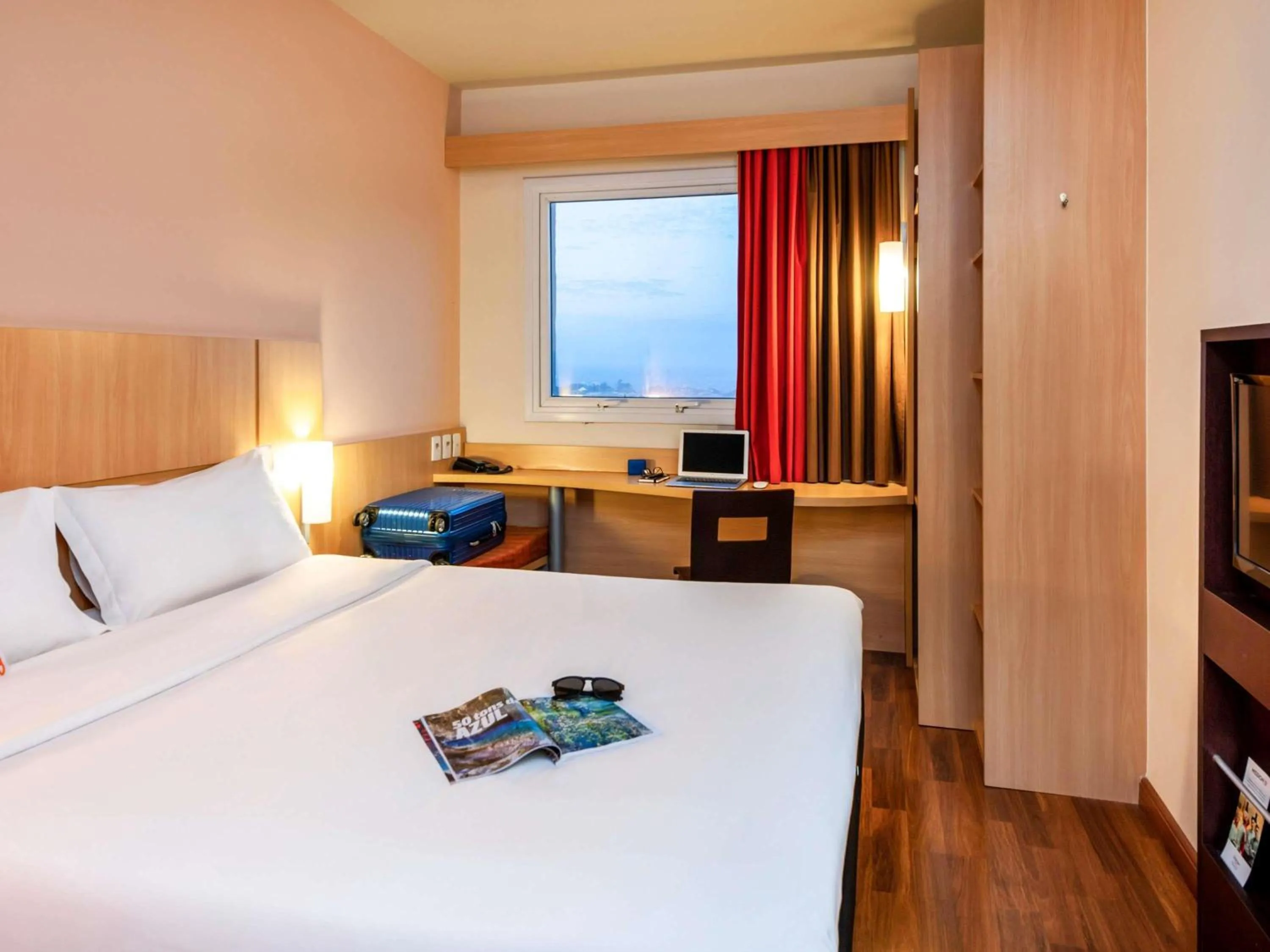 Property building, Bed in ibis Toulouse Aeroport