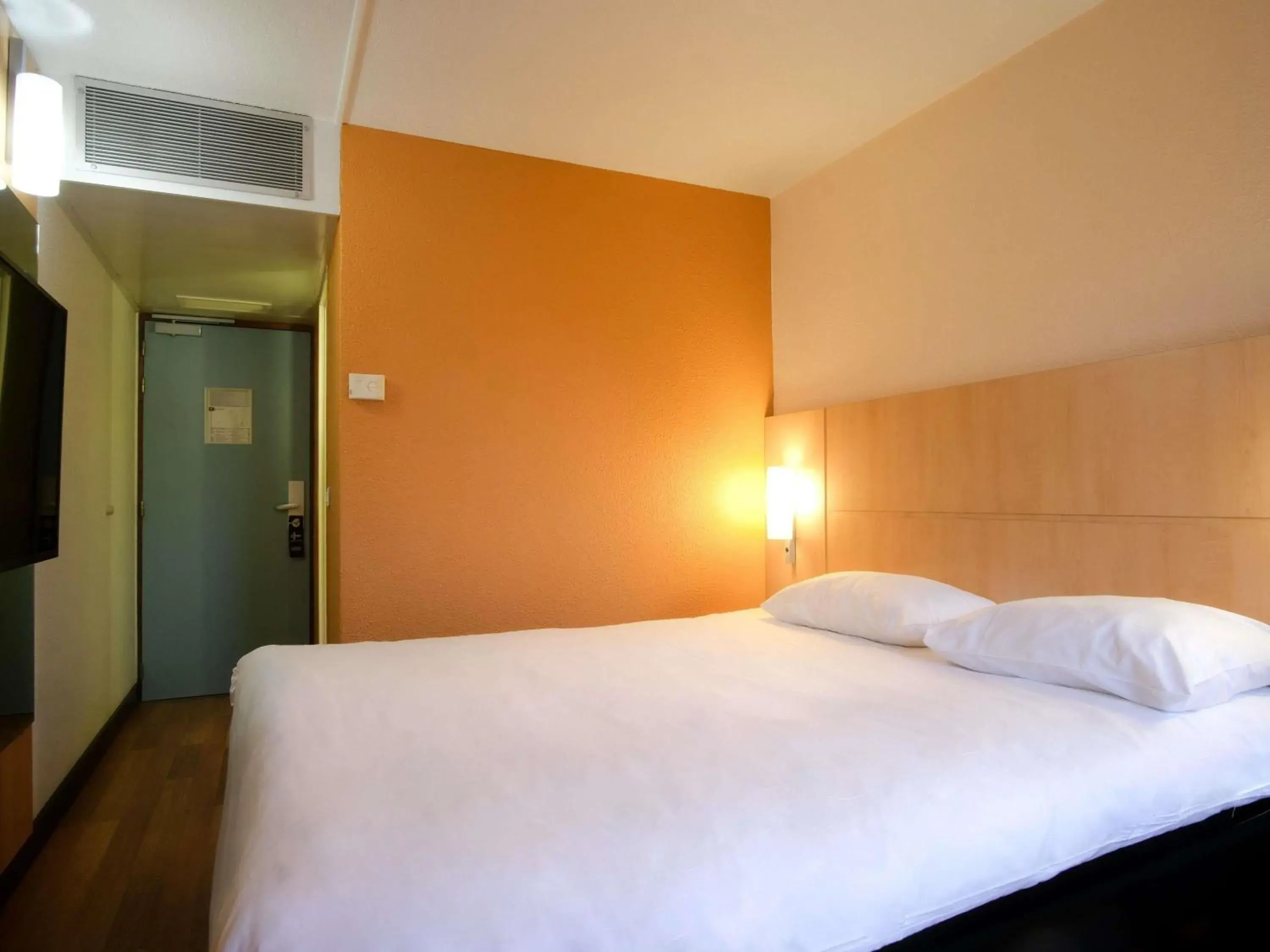 Bedroom, Bed in ibis Toulouse Aeroport Bedroom, Bed in ibis Toulouse Aeroport