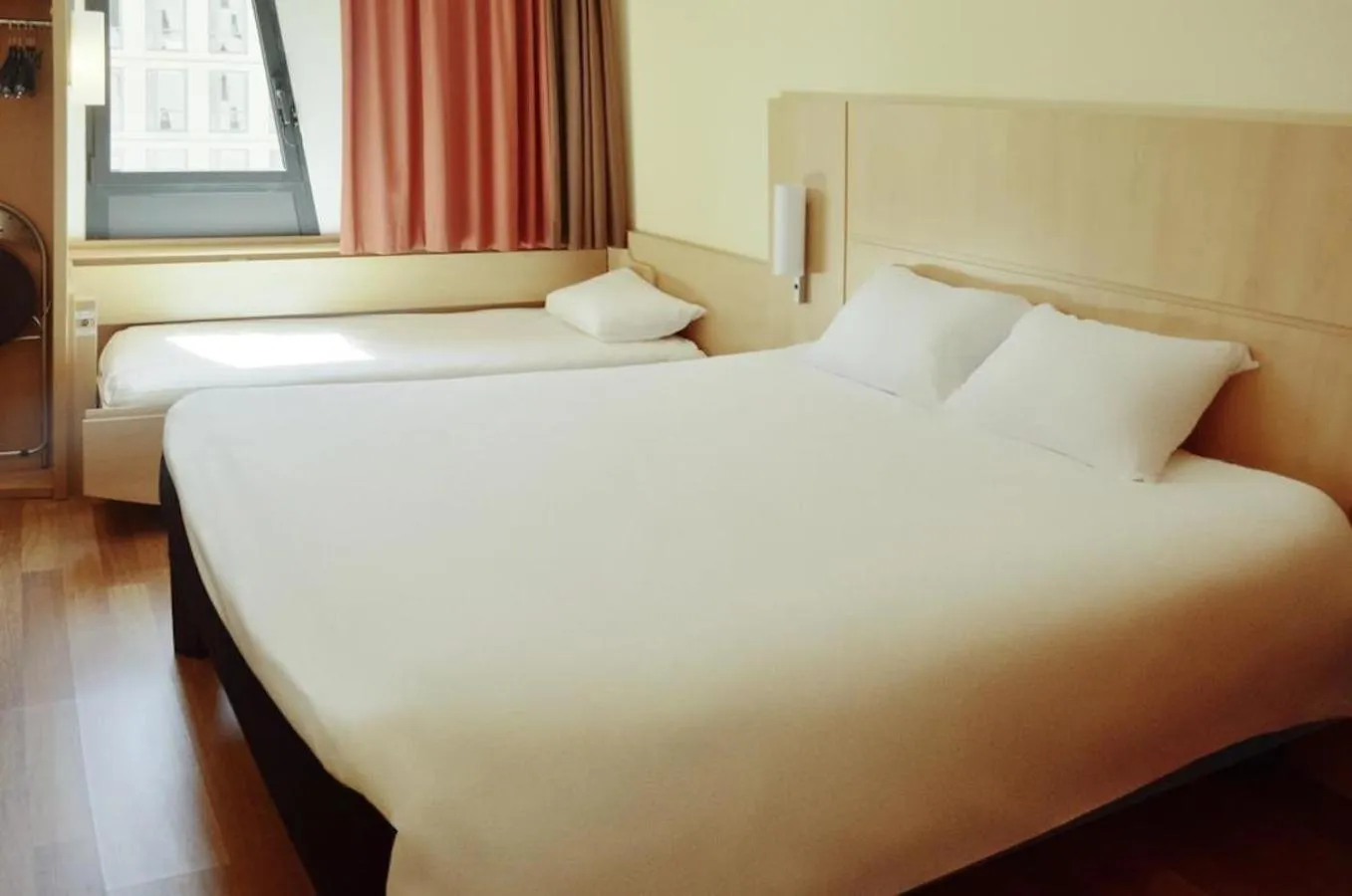 Photo of the whole room, Bed in ibis Toulouse Aeroport
