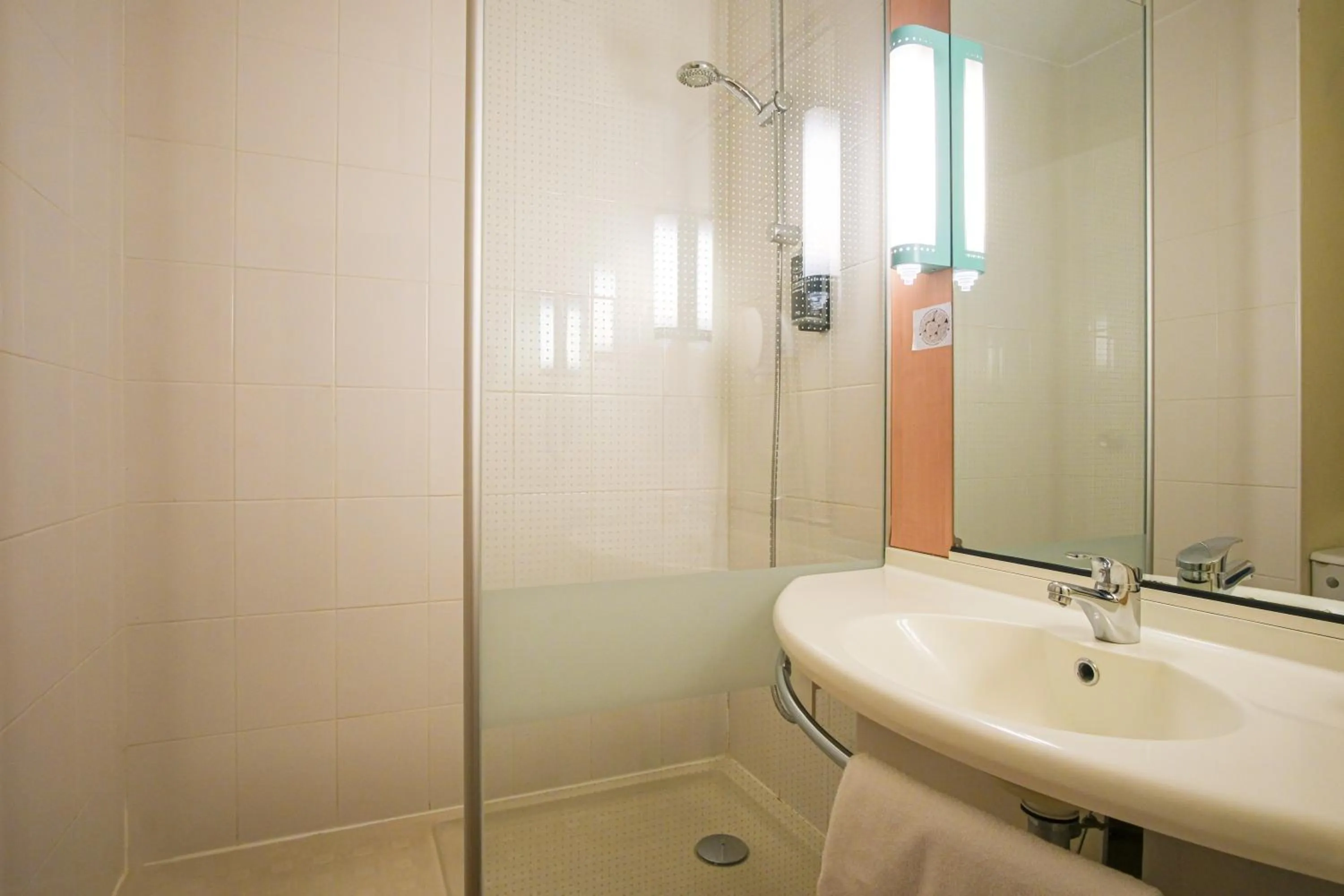 Bathroom in ibis Toulouse Aeroport