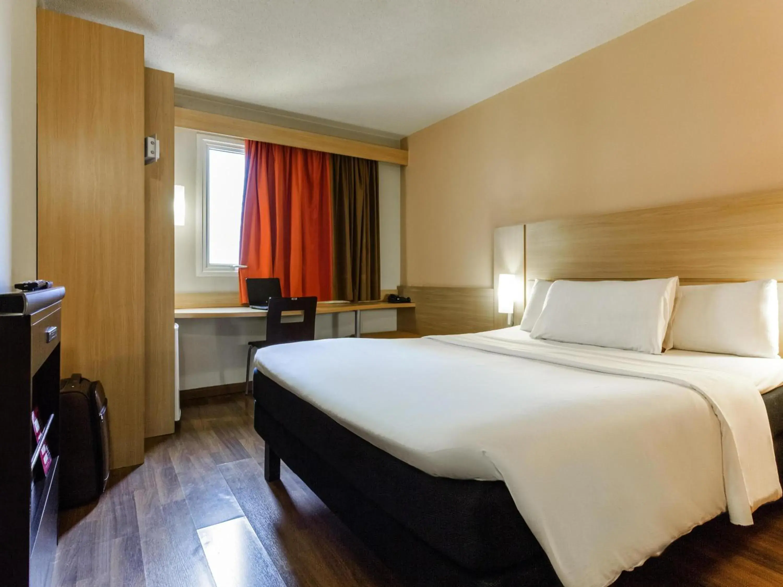 Bedroom, Bed in ibis Toulouse Aeroport Bedroom, Bed in ibis Toulouse Aeroport