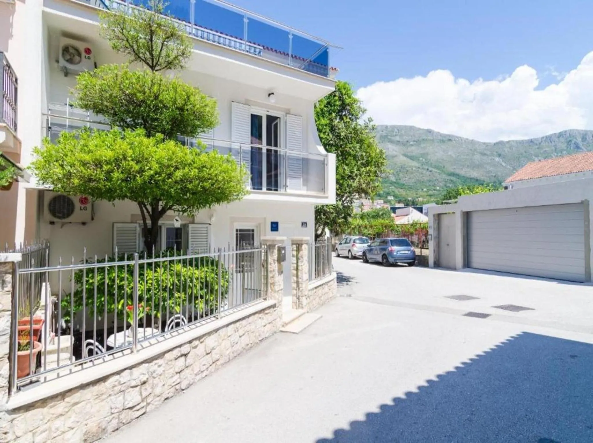 Property building in Rooms & Apartments Barišić