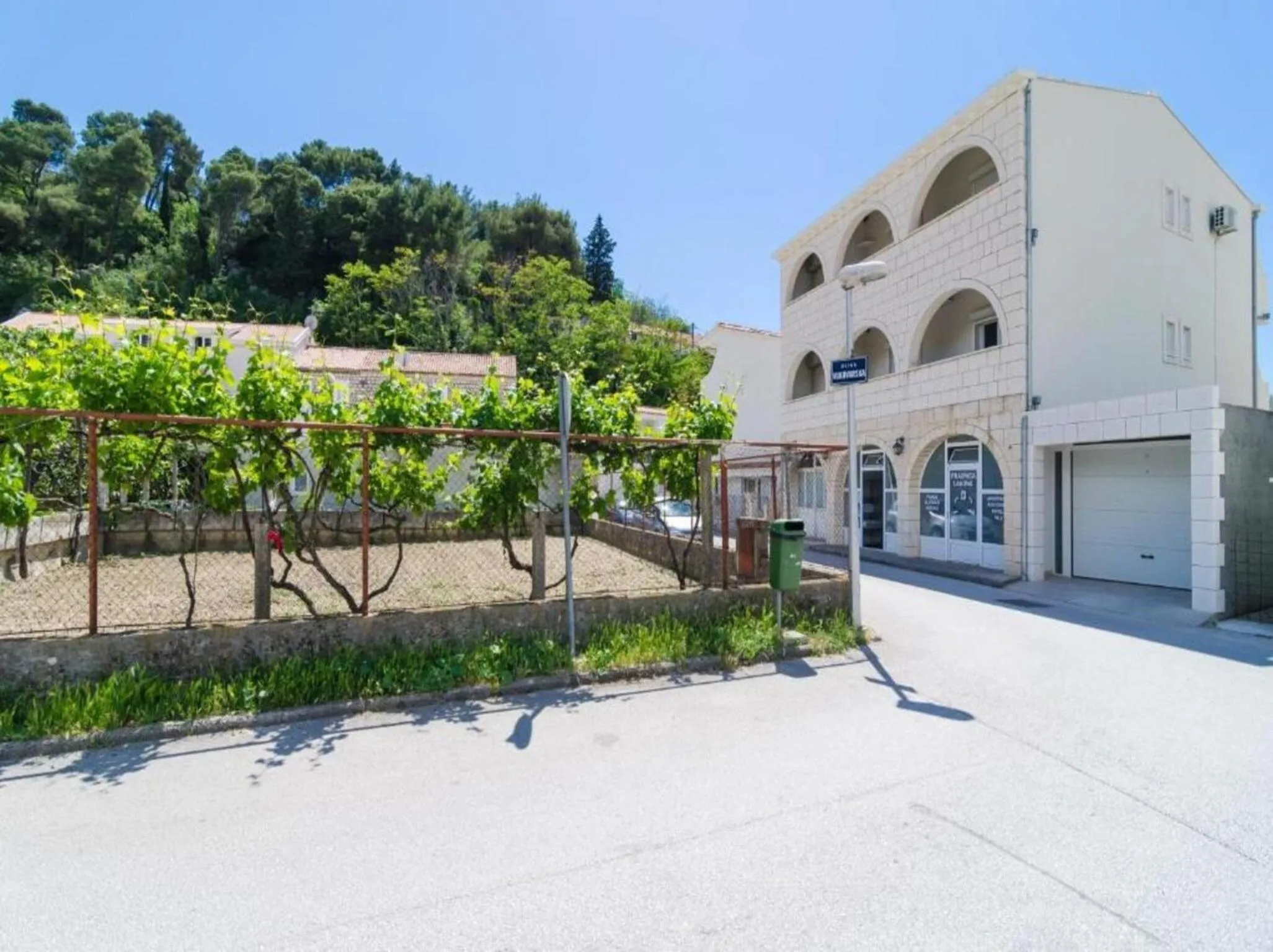 Property building in Rooms & Apartments Barišić