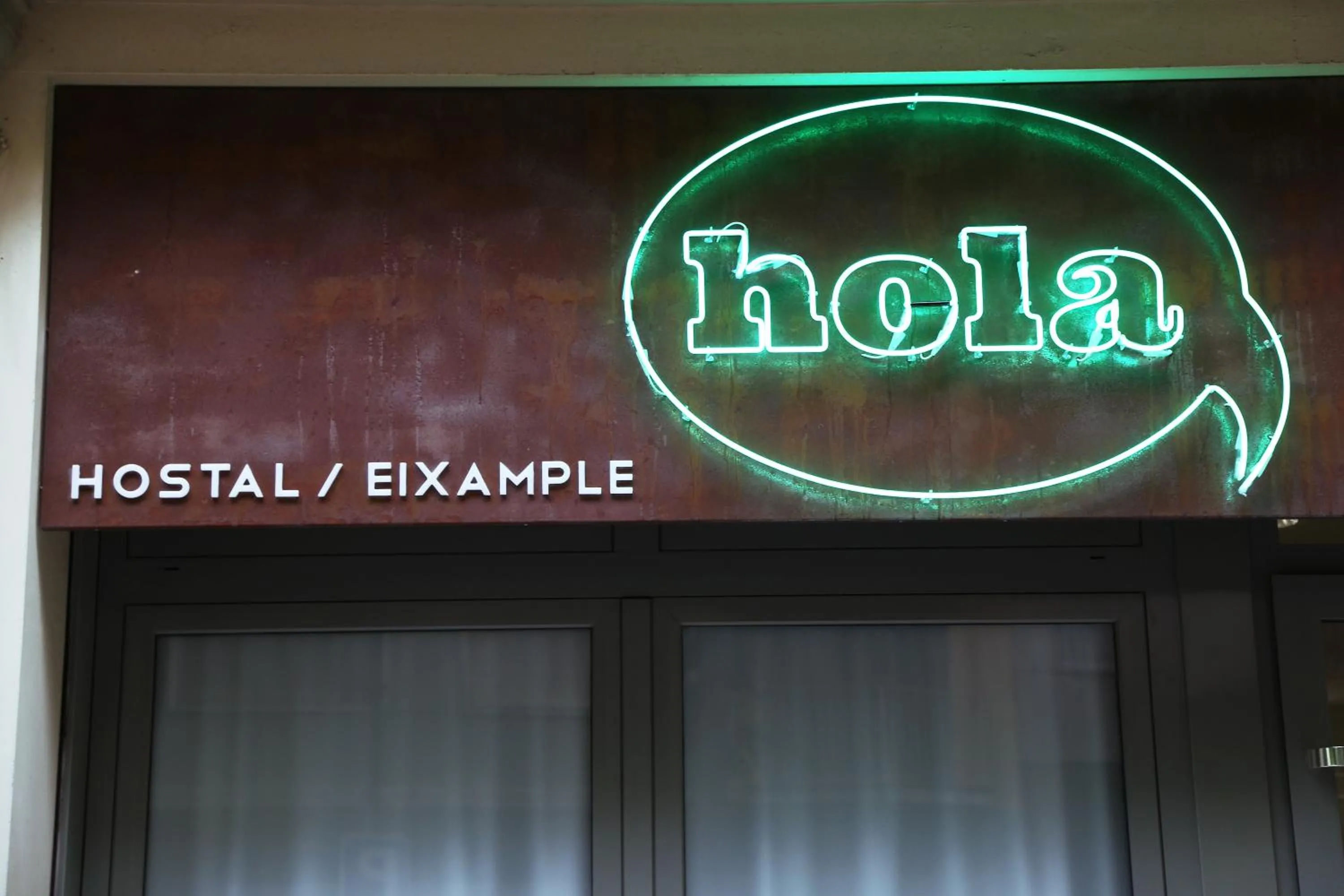 Facade/entrance in Hola Hostal Eixample