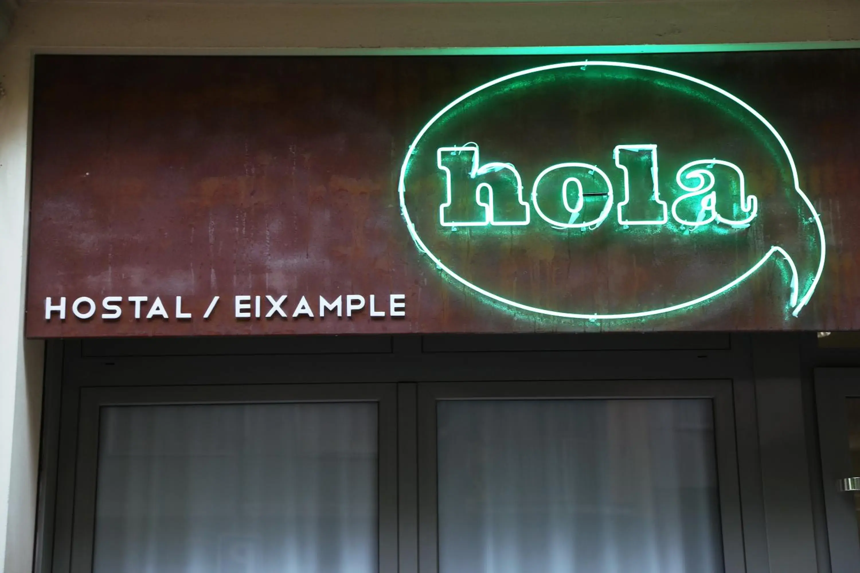 Facade/entrance in Hola Hostal Eixample Facade/entrance in Hola Hostal Eixample