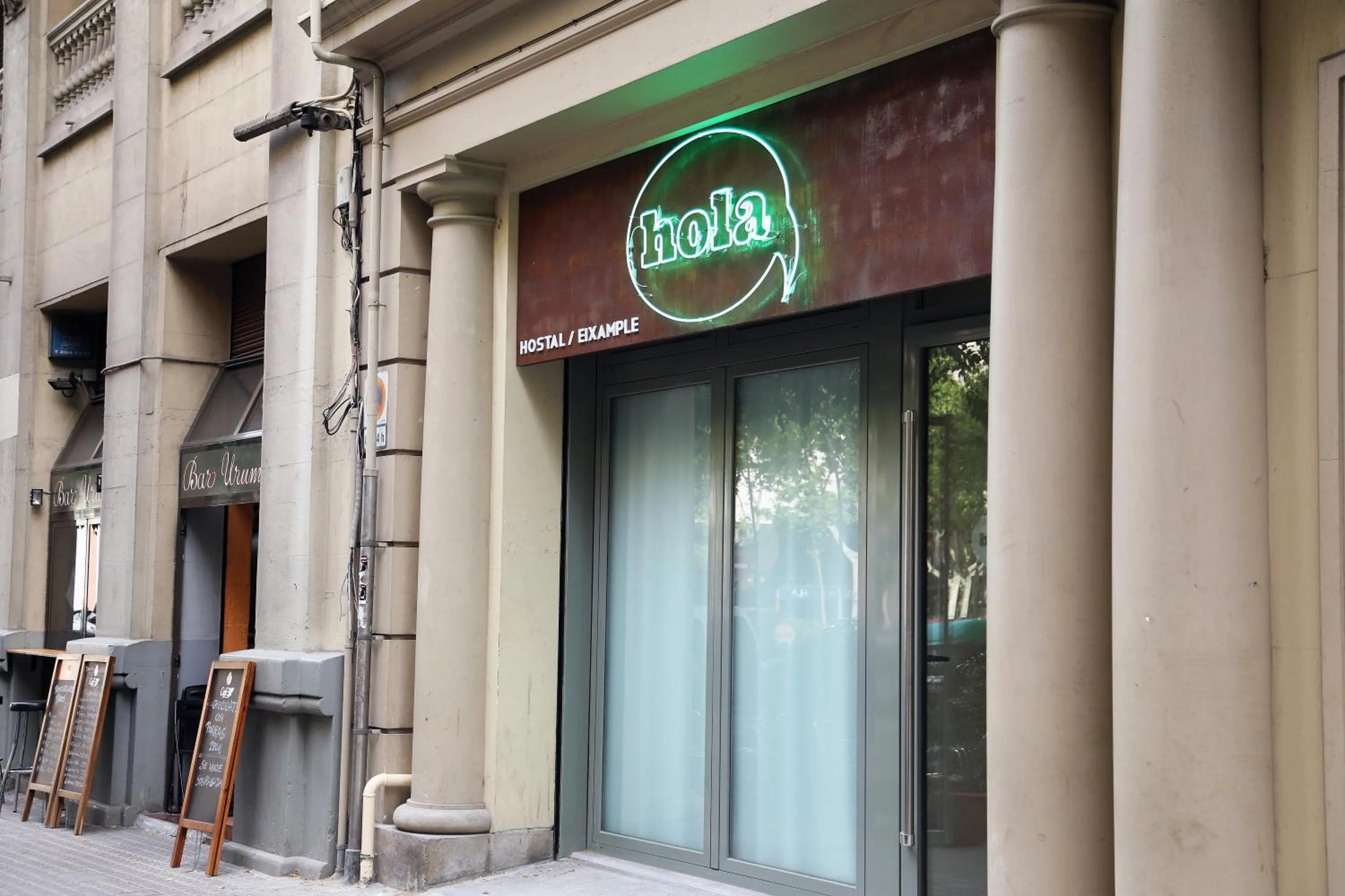 Facade/entrance in Hola Hostal Eixample