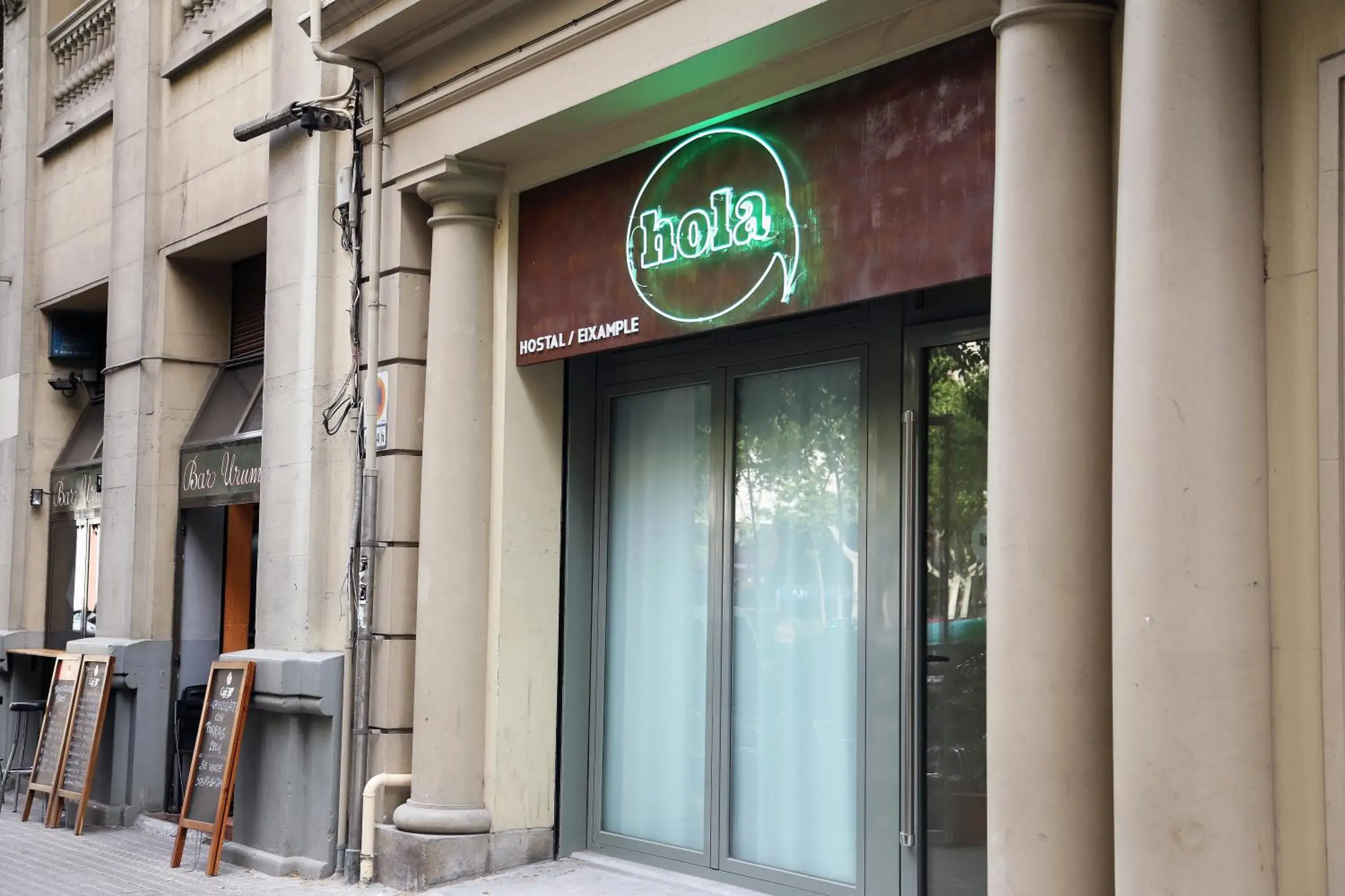 Facade/entrance in Hola Hostal Eixample Facade/entrance in Hola Hostal Eixample