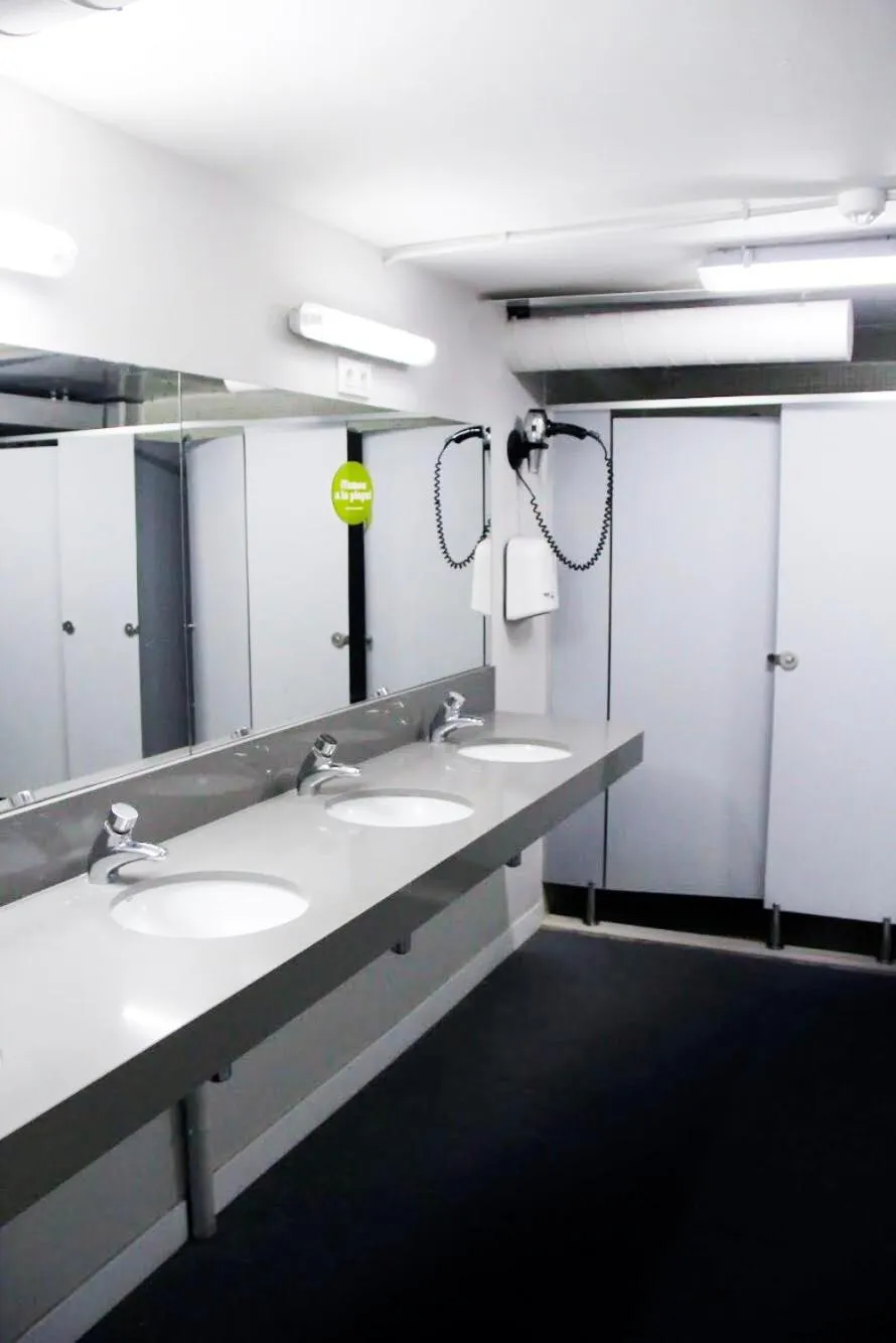 Public Bath in Hola Hostal Eixample