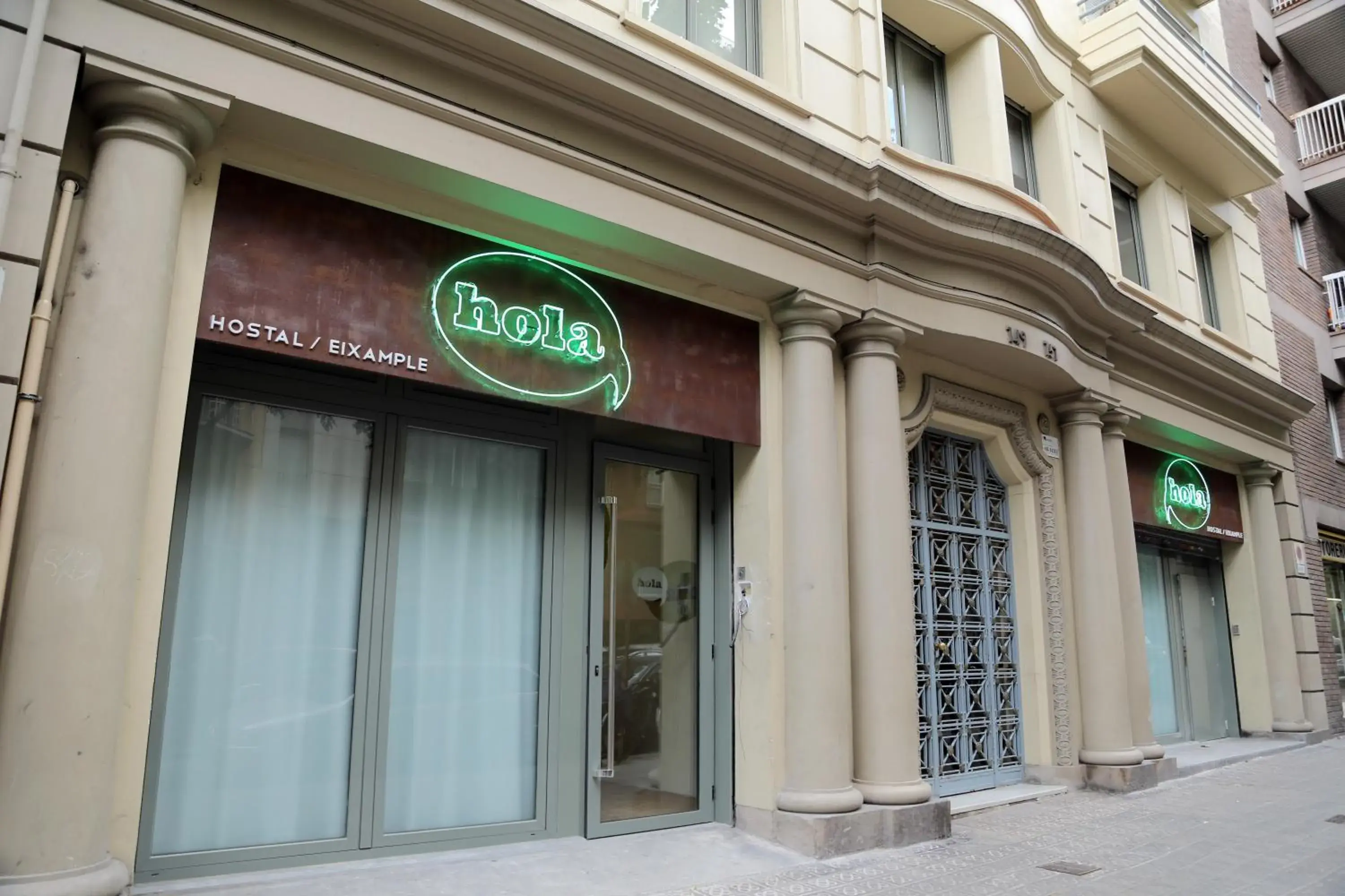 Facade/entrance in Hola Hostal Eixample Facade/entrance in Hola Hostal Eixample