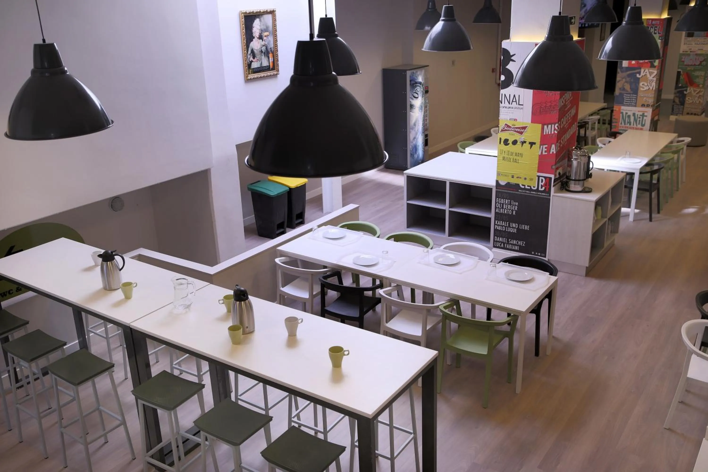 Restaurant/places to eat in Hola Hostal Eixample