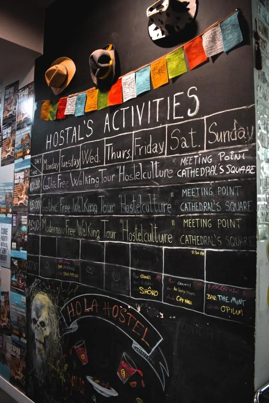 Facade/entrance in Hola Hostal Eixample