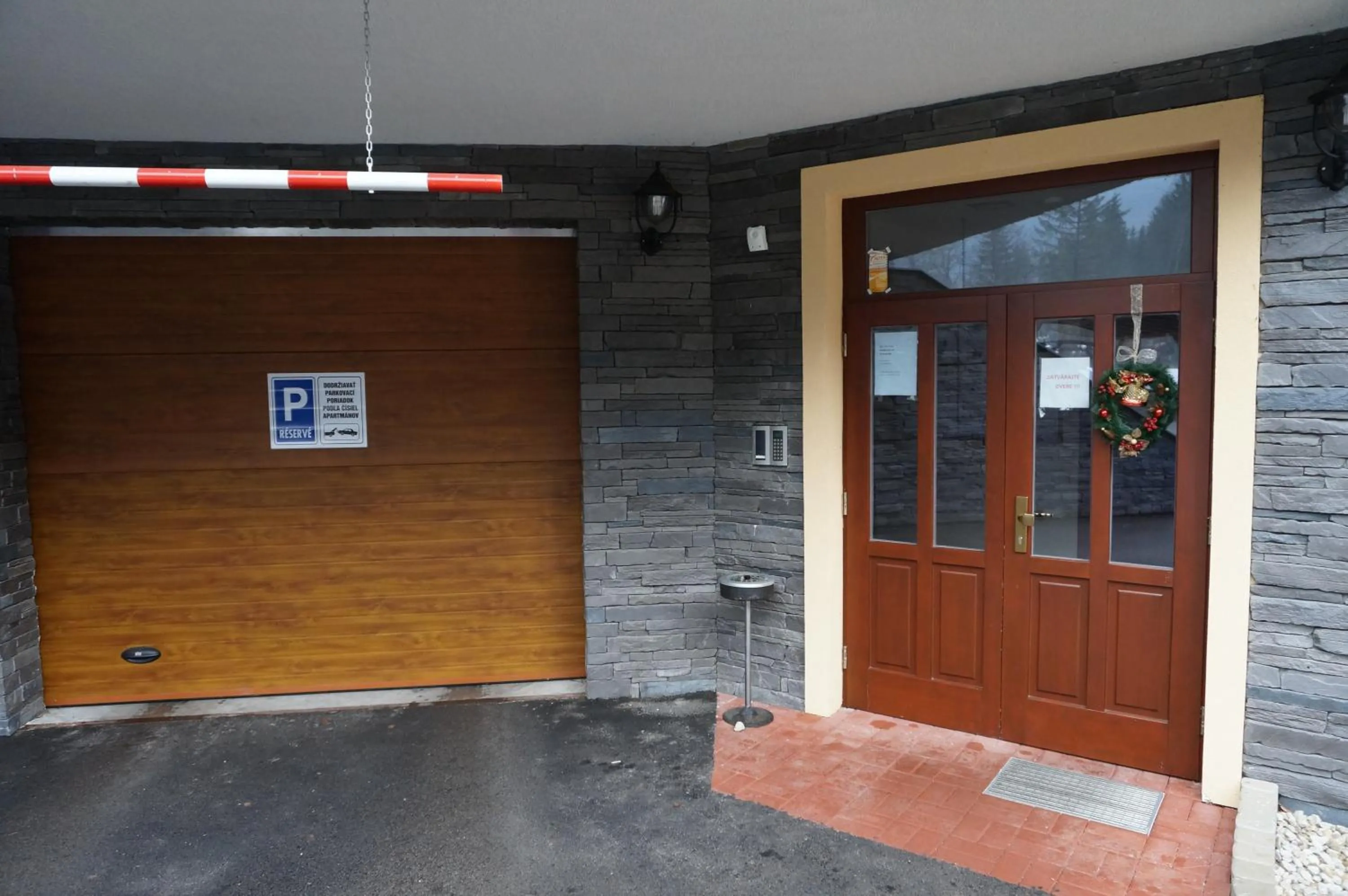 Facade/entrance in Apartmán KLAUDIA Tále