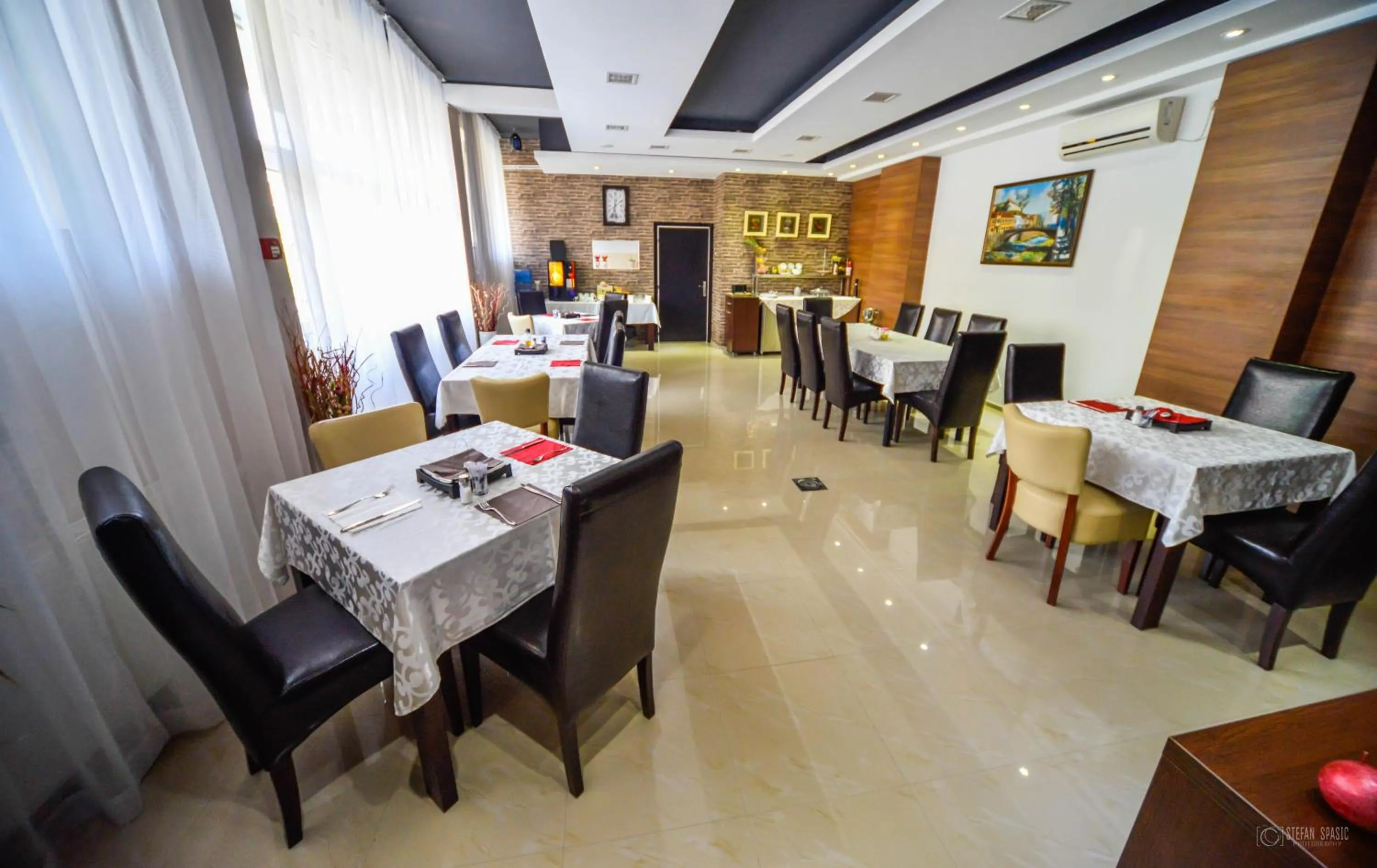 Restaurant/places to eat in Garni Hotel 018 In