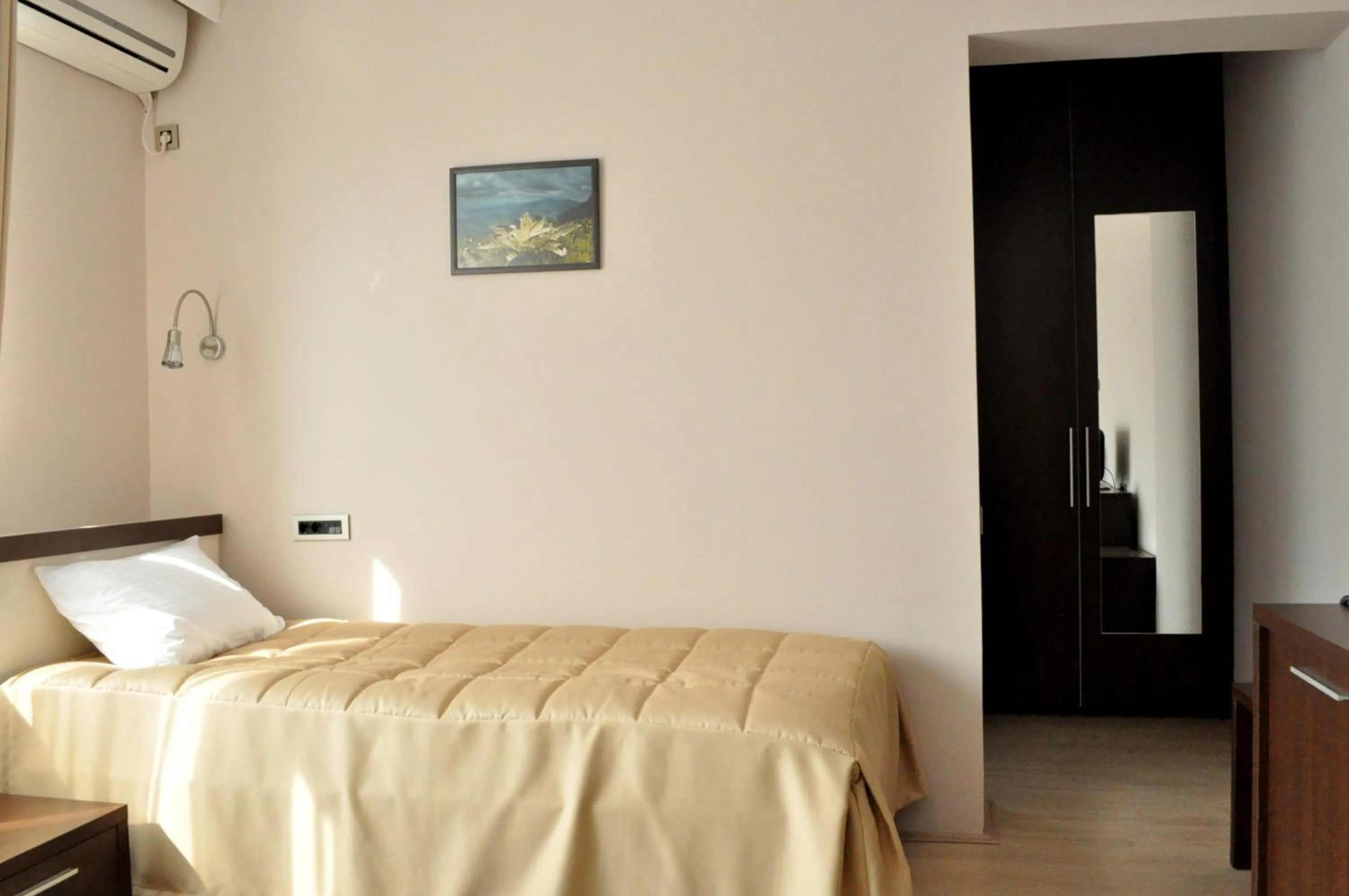 Photo of the whole room, Bed in Garni Hotel 018 In