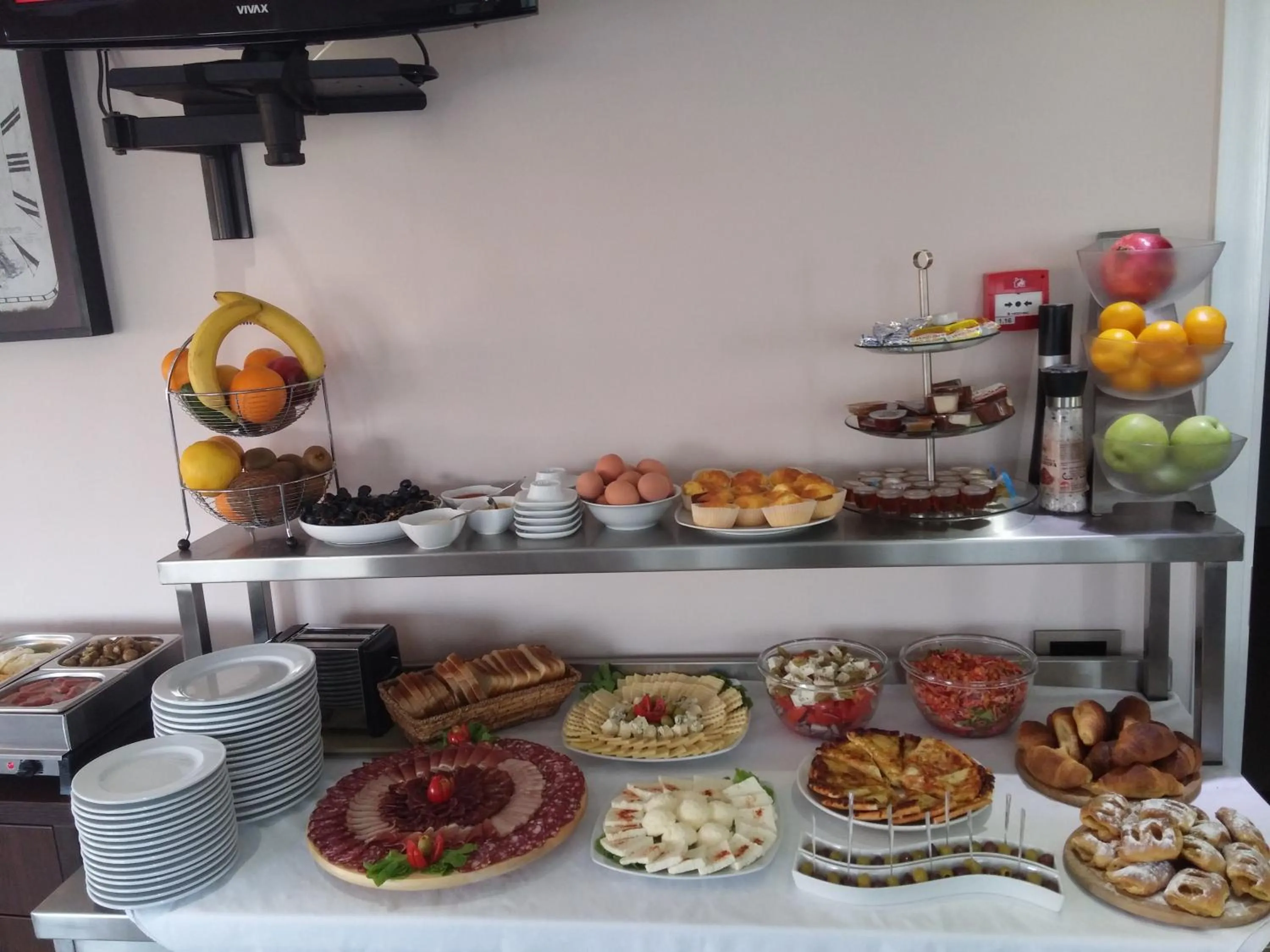 Restaurant/places to eat in Garni Hotel 018 In