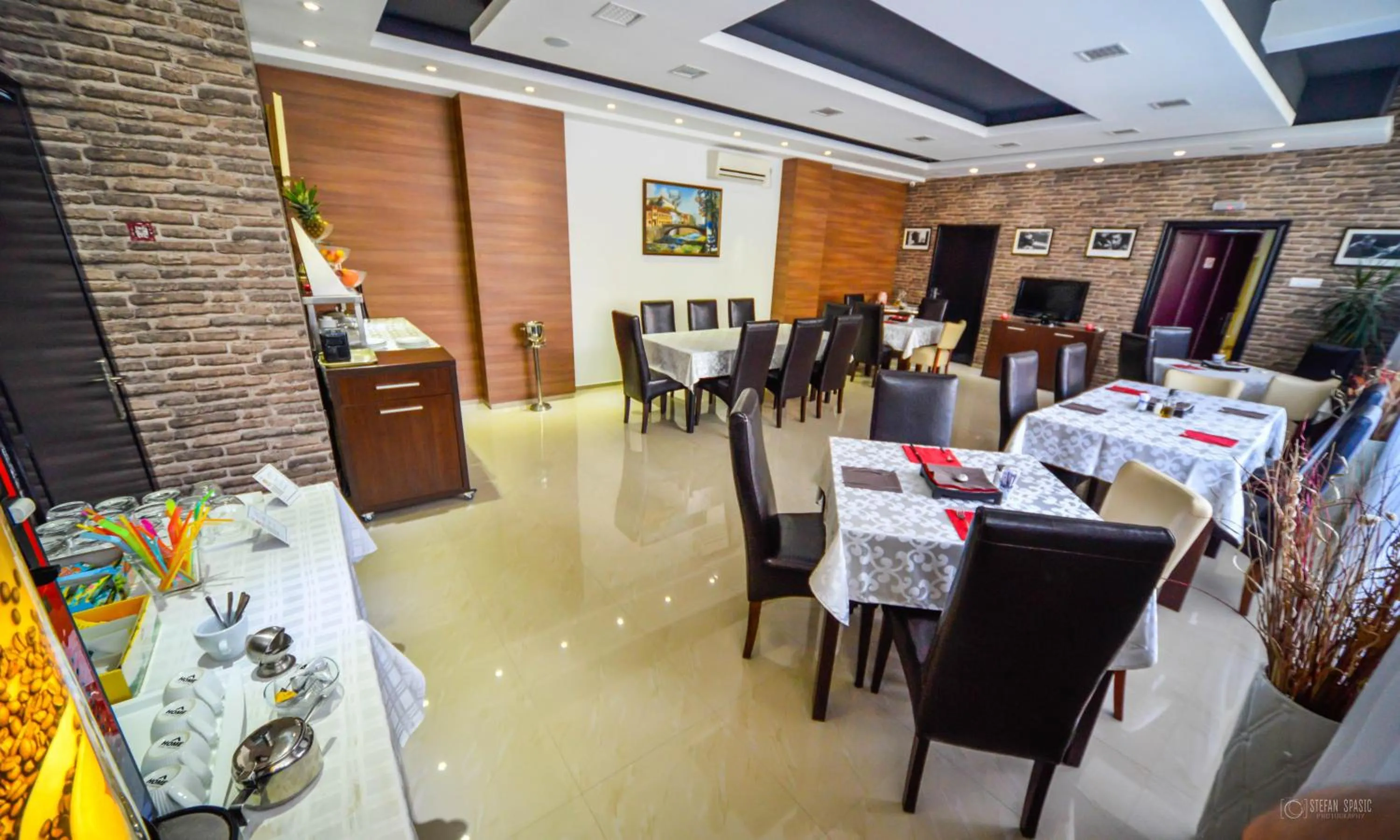 Restaurant/places to eat in Garni Hotel 018 In