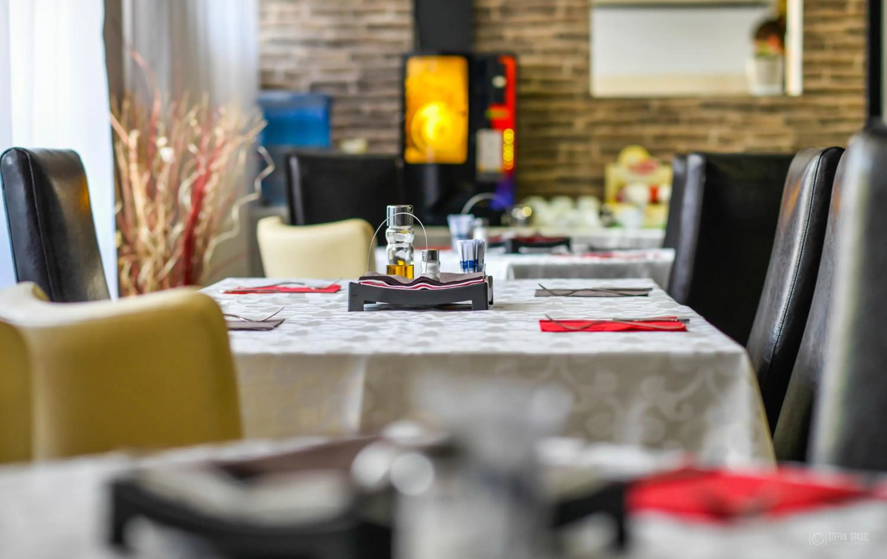 Restaurant/places to eat in Garni Hotel 018 In