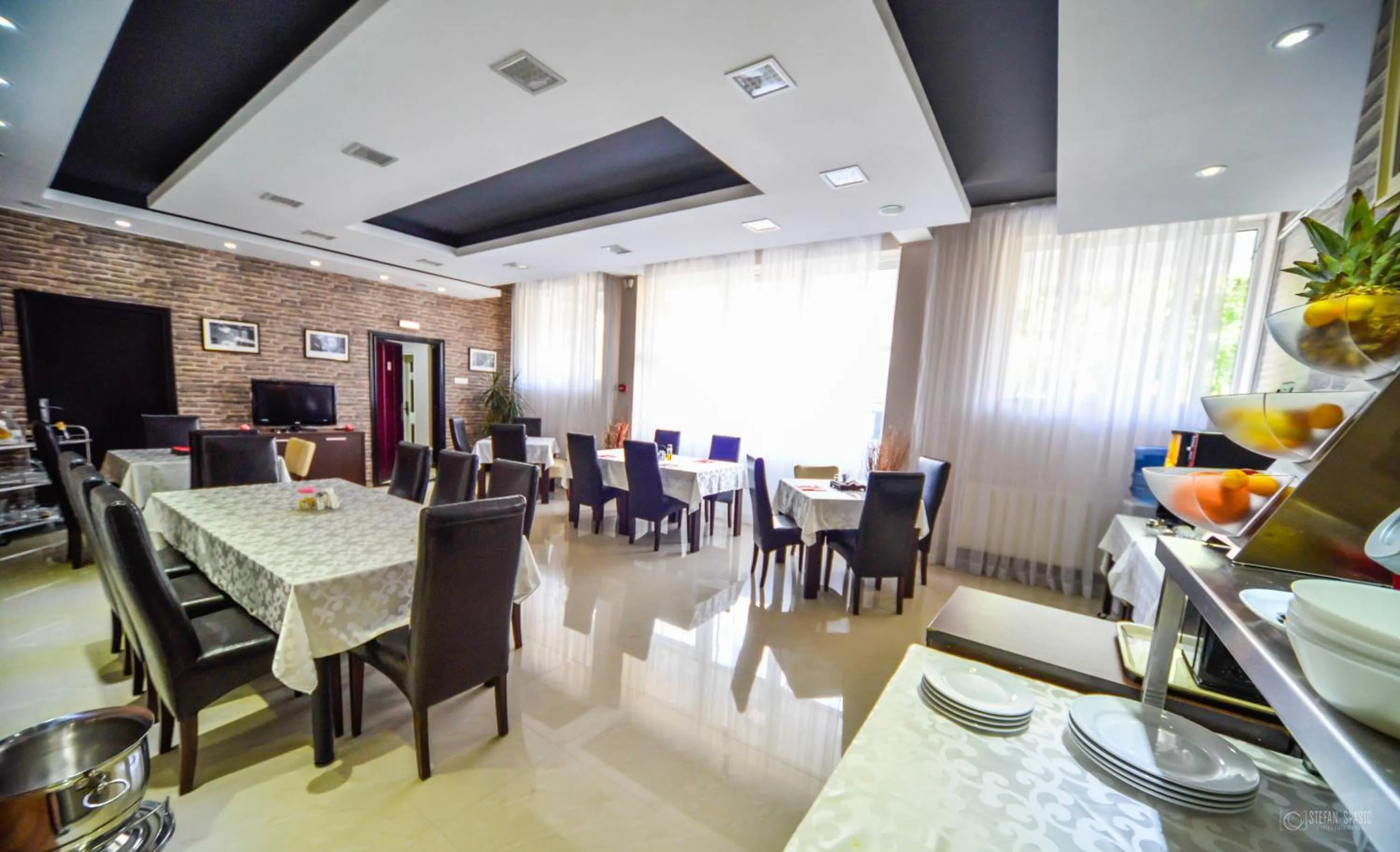 Restaurant/places to eat in Garni Hotel 018 In
