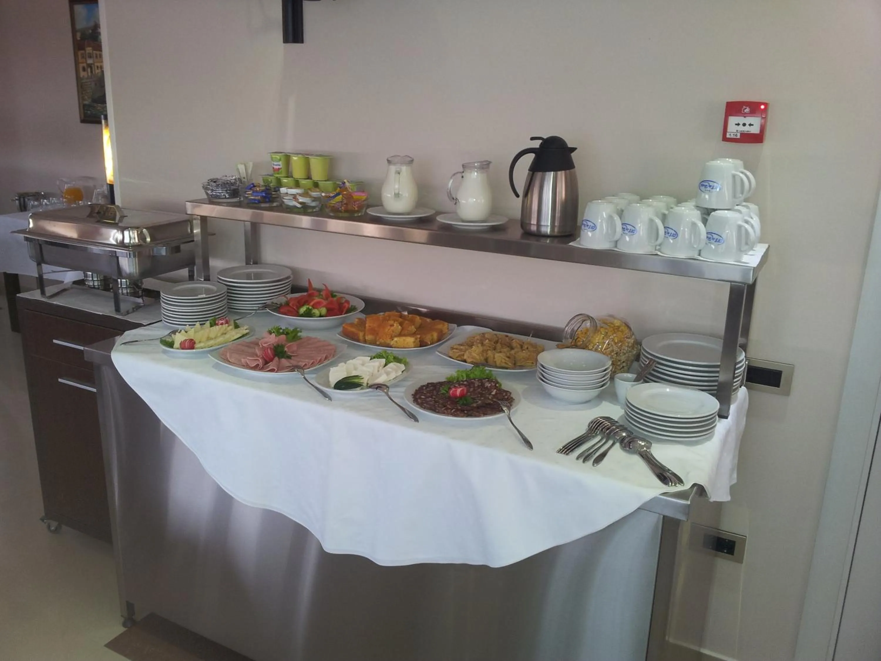 Restaurant/places to eat in Garni Hotel 018 In