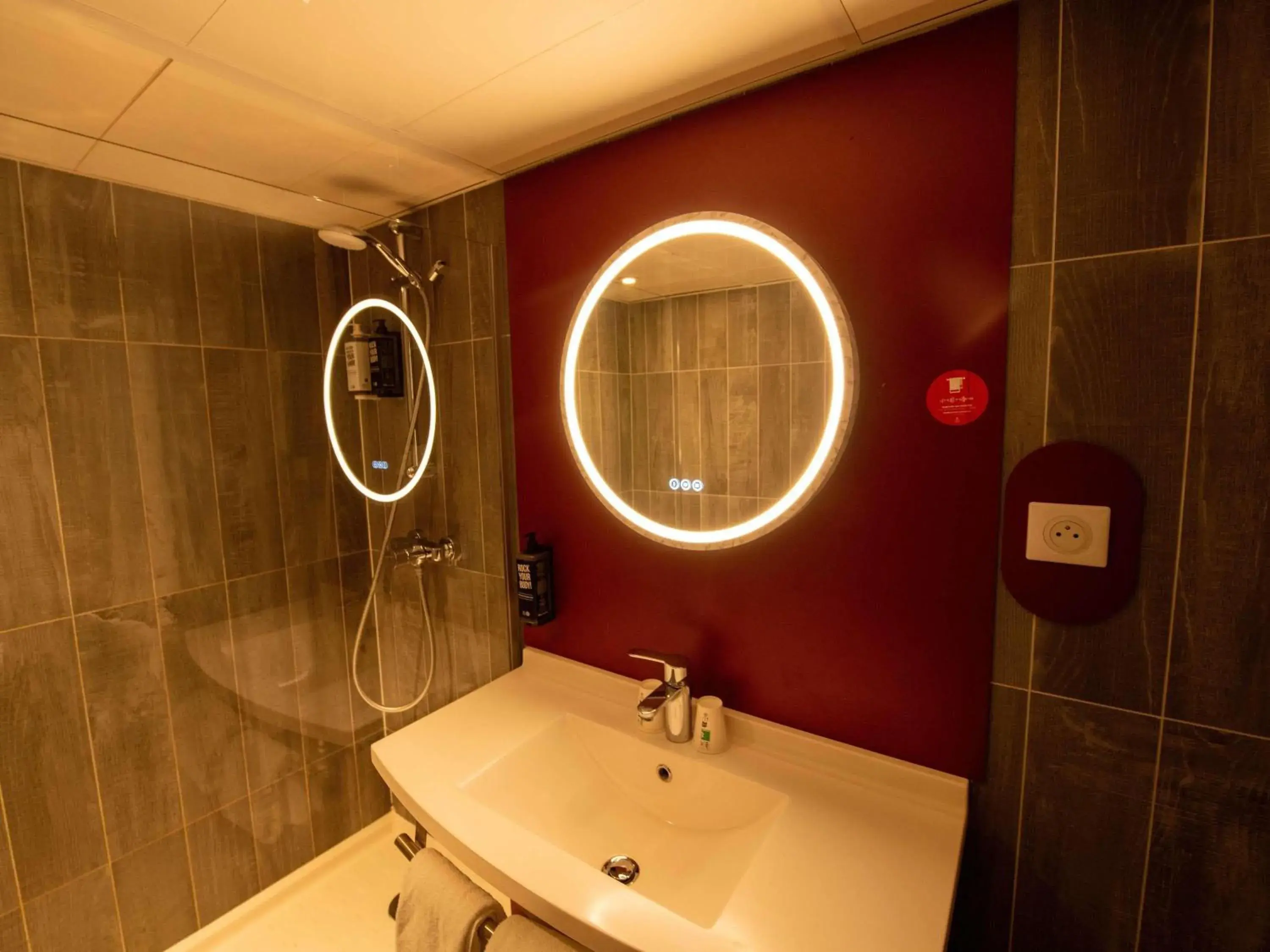 Bedroom in ibis Paris Grands Boulevards Opéra 9e Bedroom in ibis Paris Grands Boulevards Opéra 9e