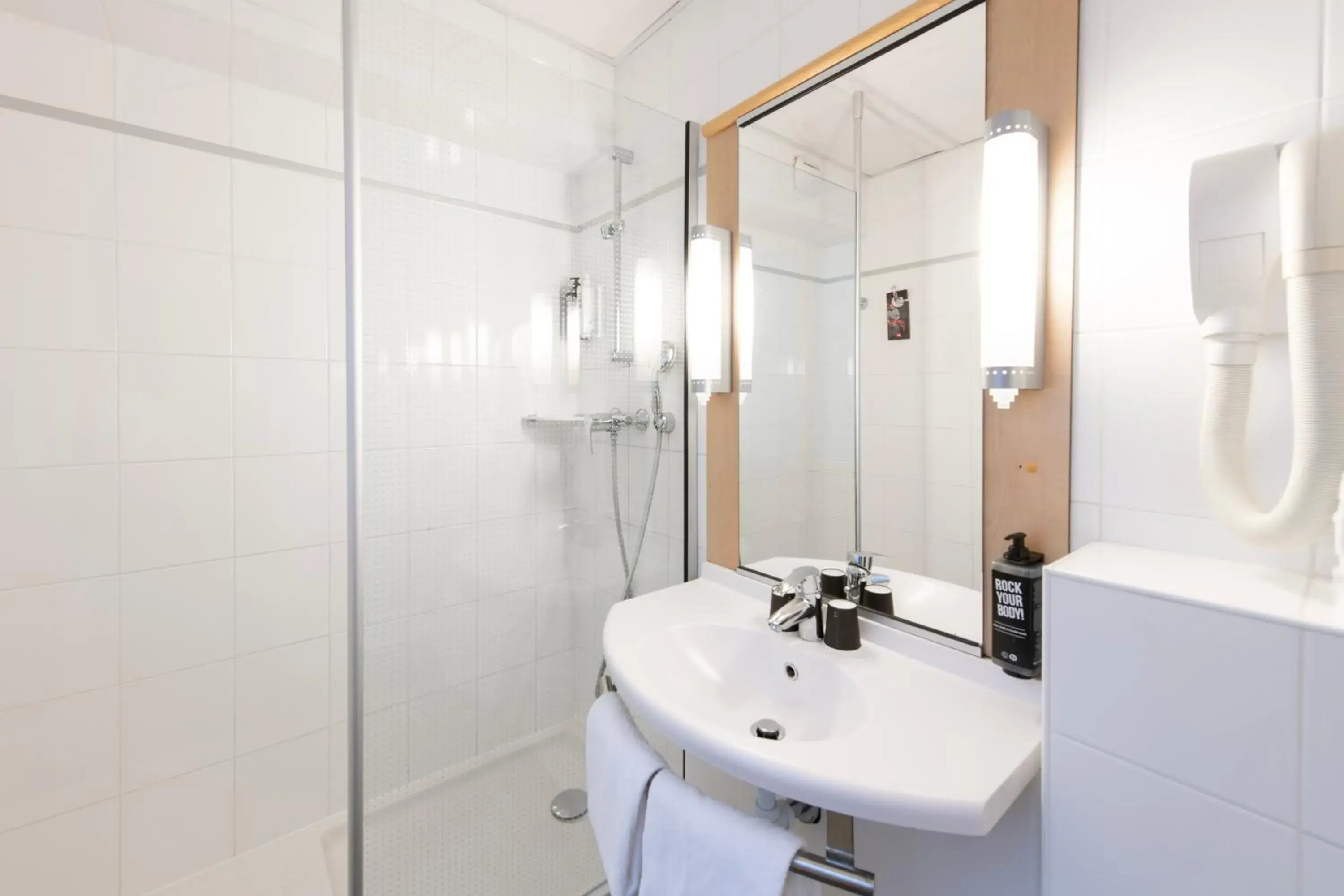 Bathroom in ibis Paris Grands Boulevards Opéra 9e Bathroom in ibis Paris Grands Boulevards Opéra 9e
