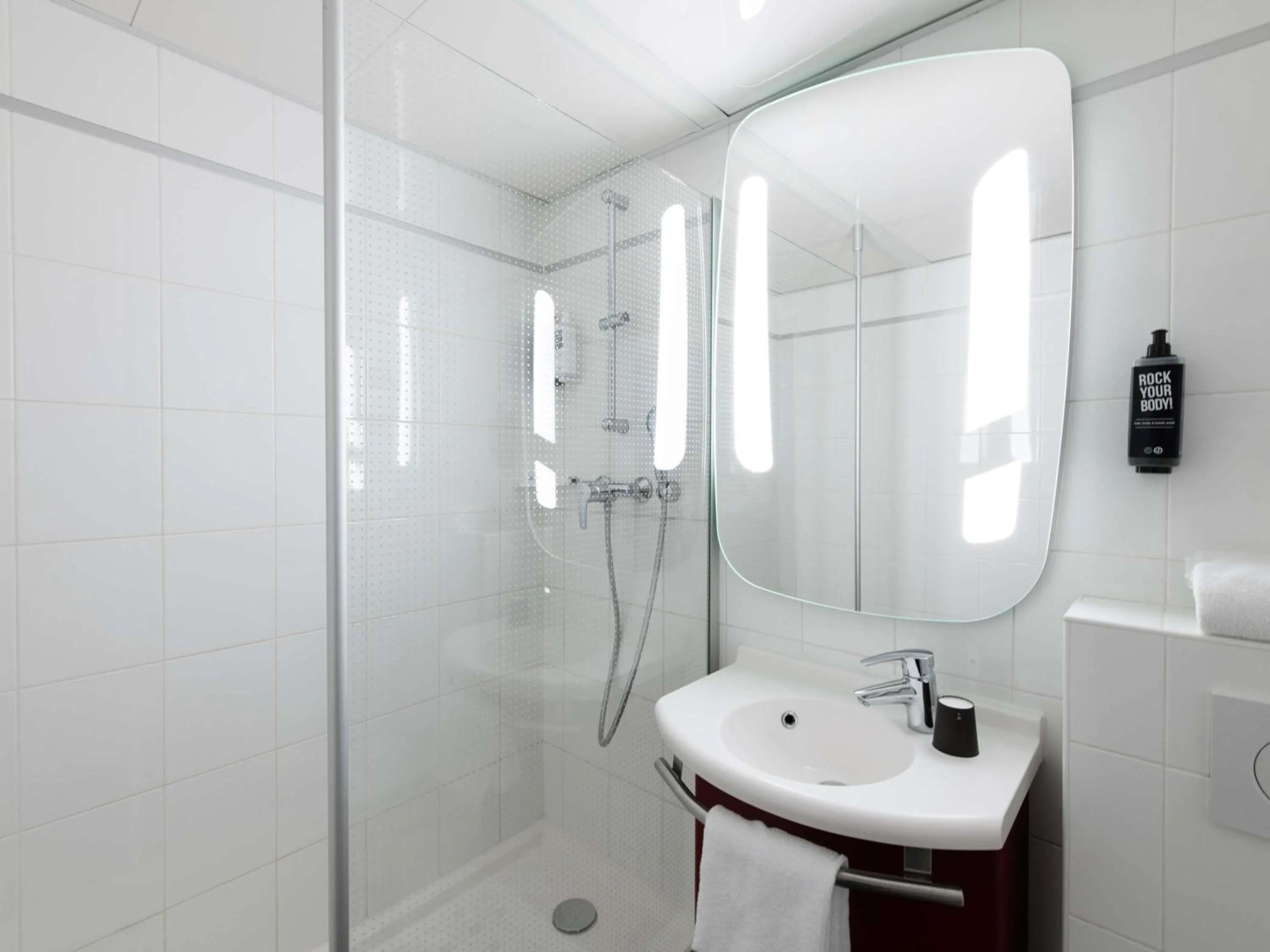 Bedroom in ibis Paris Grands Boulevards Opéra 9e