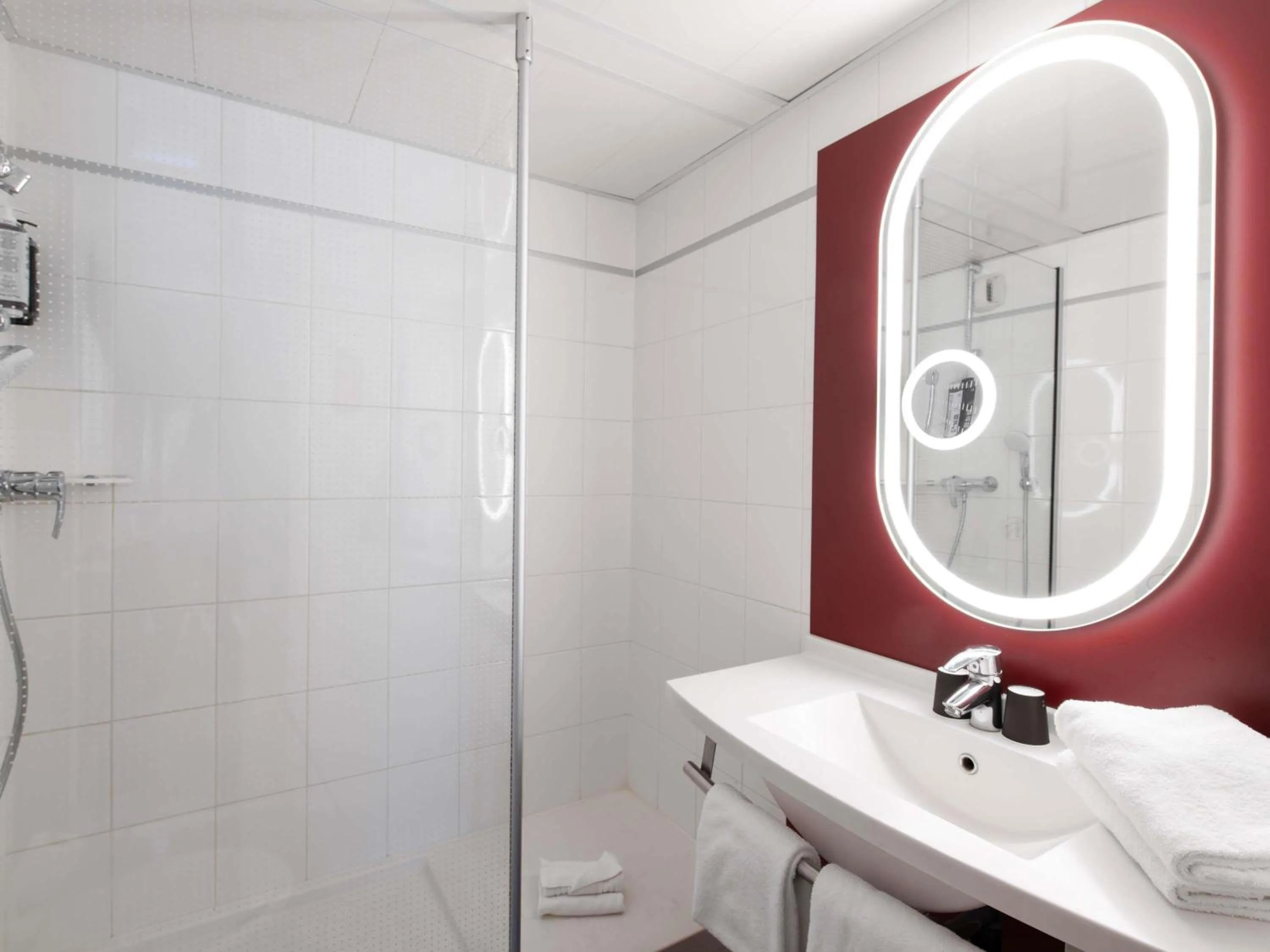 Bedroom in ibis Paris Grands Boulevards Opéra 9e