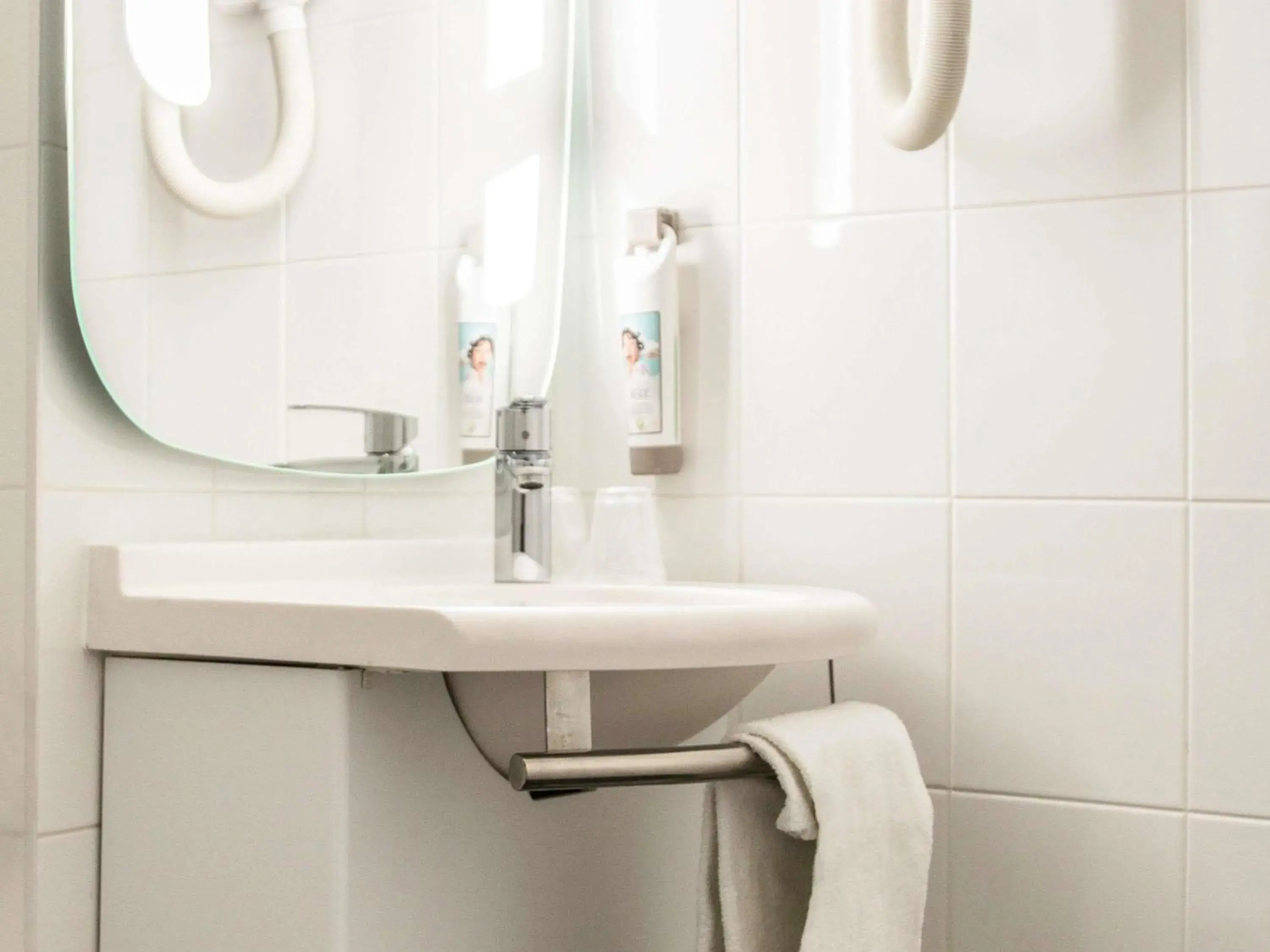 Bedroom in ibis Paris Grands Boulevards Opéra 9e Bedroom in ibis Paris Grands Boulevards Opéra 9e